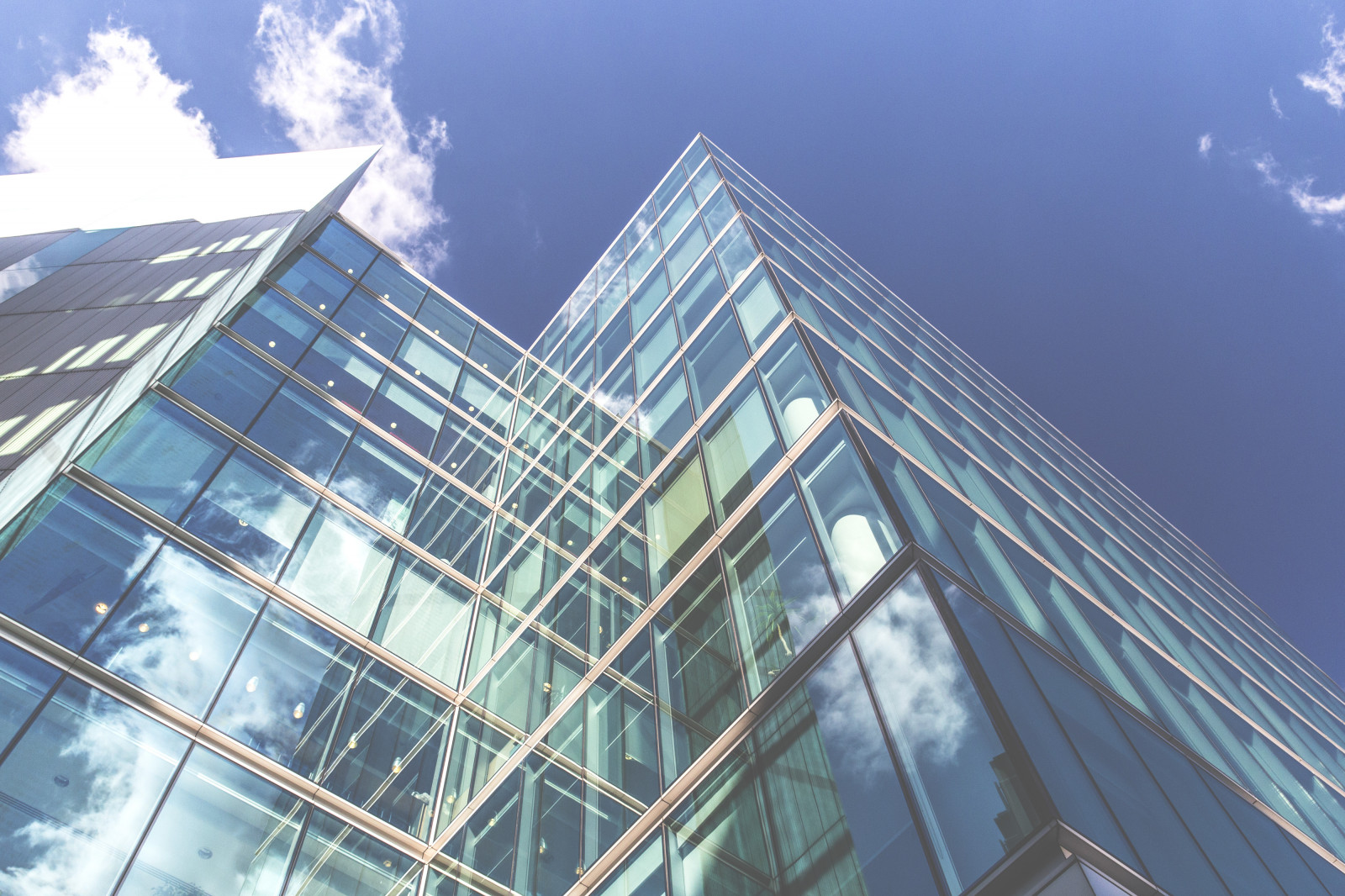 slunečnímu záření, panoráma města, architektura, budova, odraz, nebe, mrakodrap, modrý, věž, sklenka, metropole, centrum, kondominium, mezník, fasáda, hlavní sídlo, urban area, obytný prostor, panelový dům, denní osvětlení