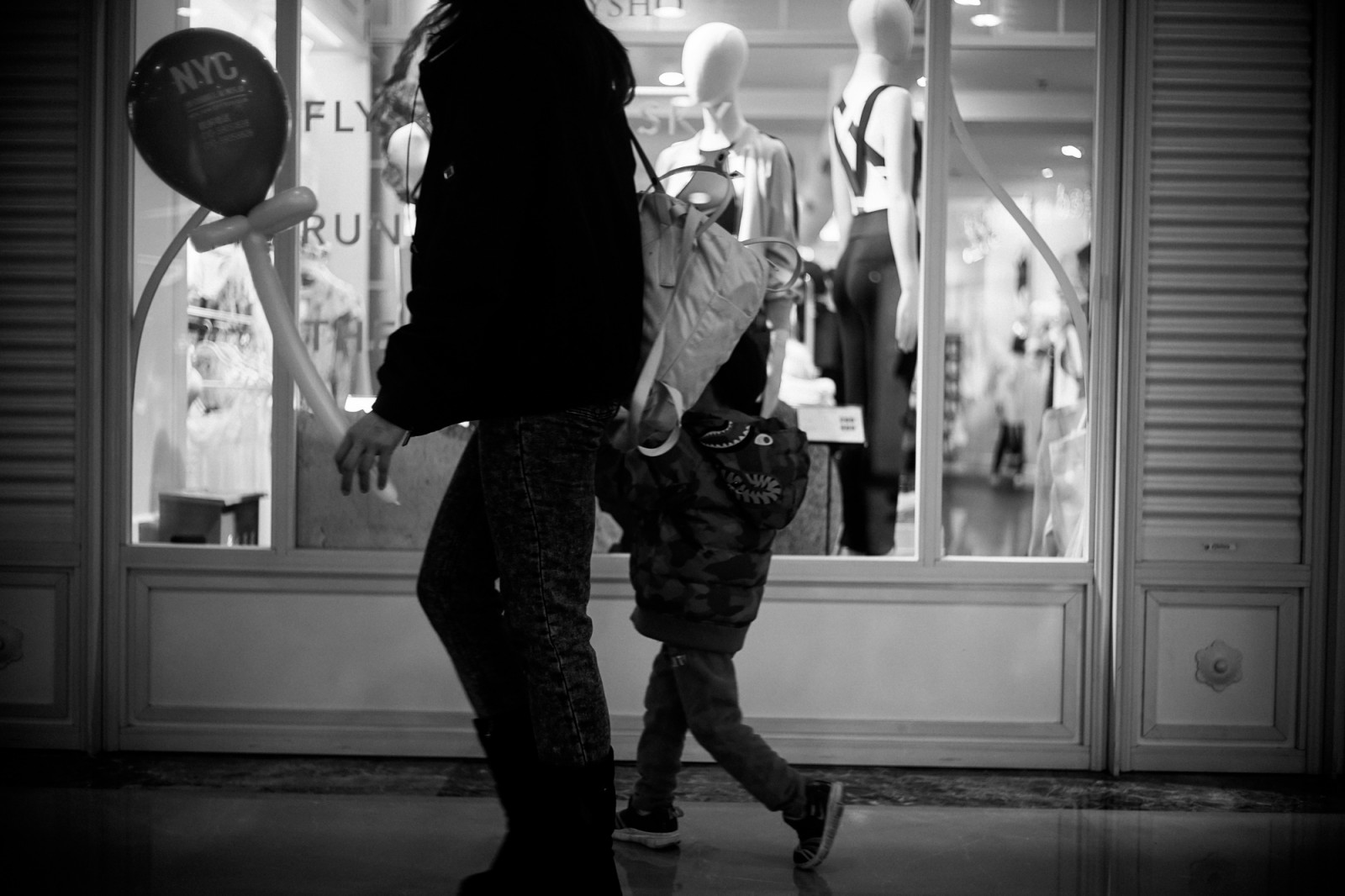 lidé, bílý, Černá, černobílý, okno, ulice, Čína, městský, silnice, fotografování, Gentleman, stojící, život, Beijing, střelec, infrastruktura, výstřel, světlo, Černý a bílý, scéna, Pohled, wb, dívka, tělesné, muž, zábava, Street View, člověk, pouliční život, třídaFoto, styl, fotografie, tma, streetphotography, lidstvo, upřímný, streetscene, streetshot, prasknutí, momentka, střílet, urbanstreet, Černý a bílý, monochromatické fotografování, Film noir, urbanview, živel, streetshooter, streetshoot, nocolor, Urbanpeople, Urbansence, Urbancandid, human behavior