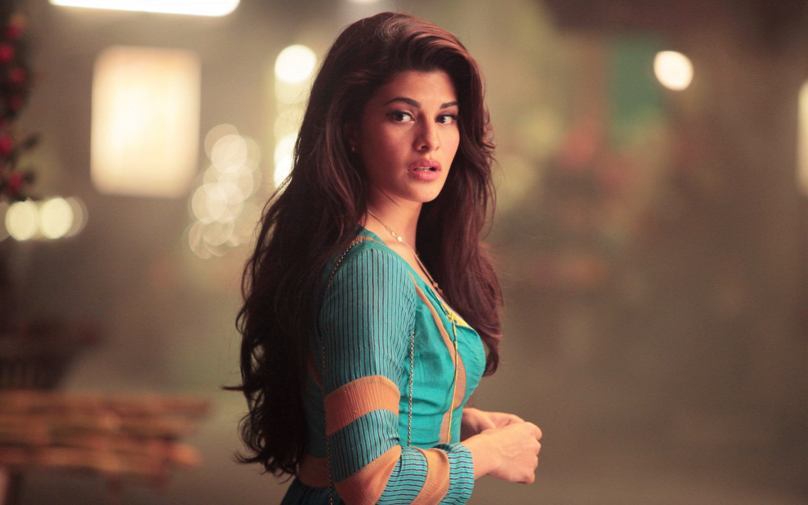โมเดล, แนวตั้ง, สีแดง, การถ่ายภาพ, แฟชั่น, คน, ผิวหนัง, Jacquelina Fernandez, สี, หญิงสาว, ความงาม, ยิ้ม, ตา, ผู้หญิง, ผู้หญิง, รูปถ่าย, การถ่ายภาพบุคคล, การถ่ายภาพ, ผมสีน้ำตาล