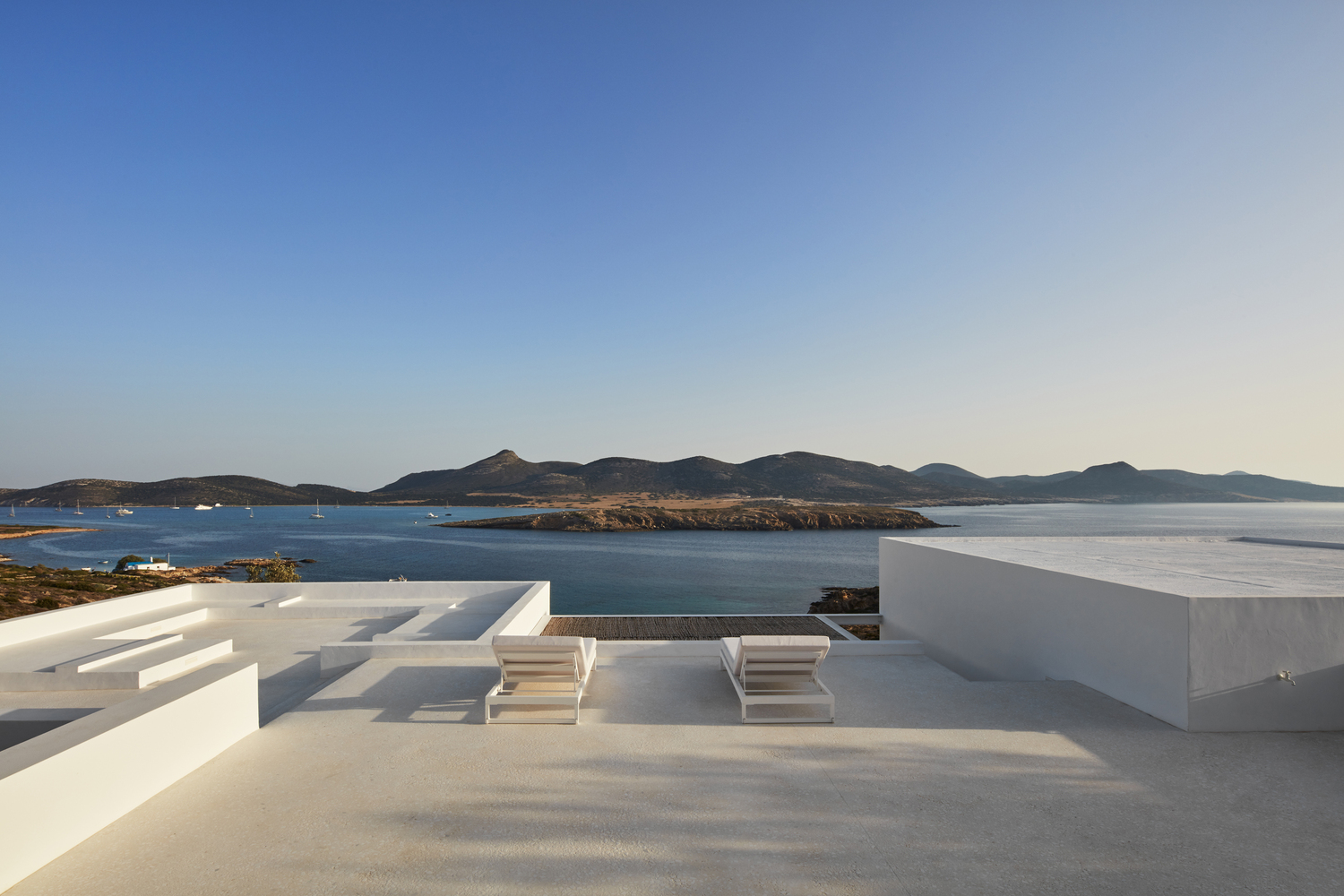 moře, lehátka, hory, nebe