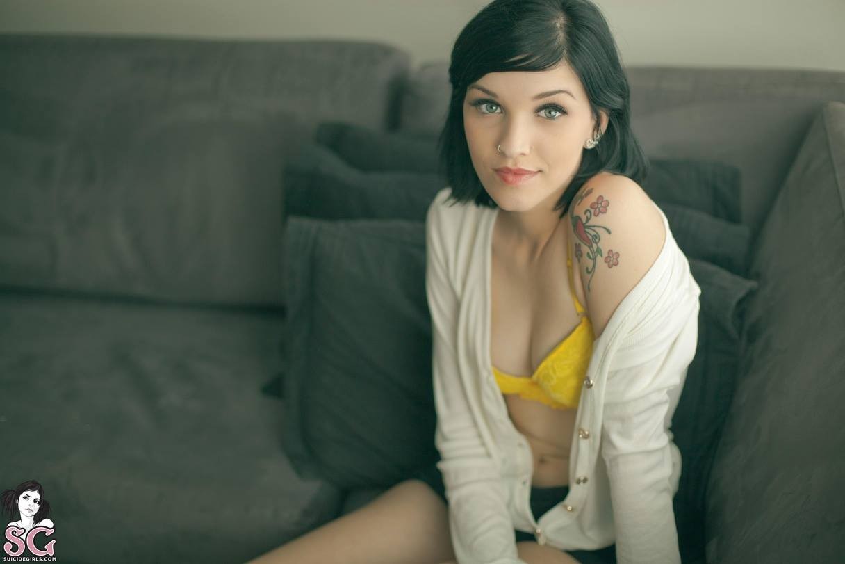 ženy, model, portrét, brýle, sedící, fotografování, gauč, tetování, tmavé vlasy, suicidegirls, Osoba, kůže, žlutá podprsenka, dívka, krása, oko, žena, dáma, noha, obraz, lidských pozice, portrétní fotografie, focení, umění model