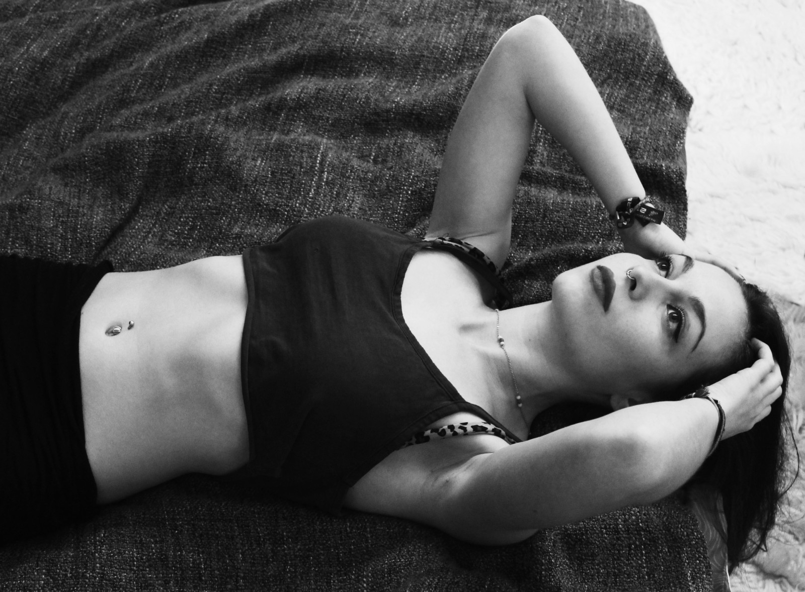 bianca, nero, monocromo, modello, ritratto, occhi, brunetta, seduta, letto, fotografia, Canone, penetrante, Camera da letto, Persona, pelle, emotivo, ragazza, bellezza, bw, donna, mano, signora, sognare, gamba, fotografia, corpo, Senso, blacknwhite, malinconia, bianco e nero, fotografia in bianco e nero, posizioni umani, fotografia di ritratto, servizio fotografico, arte modello, bestofbw