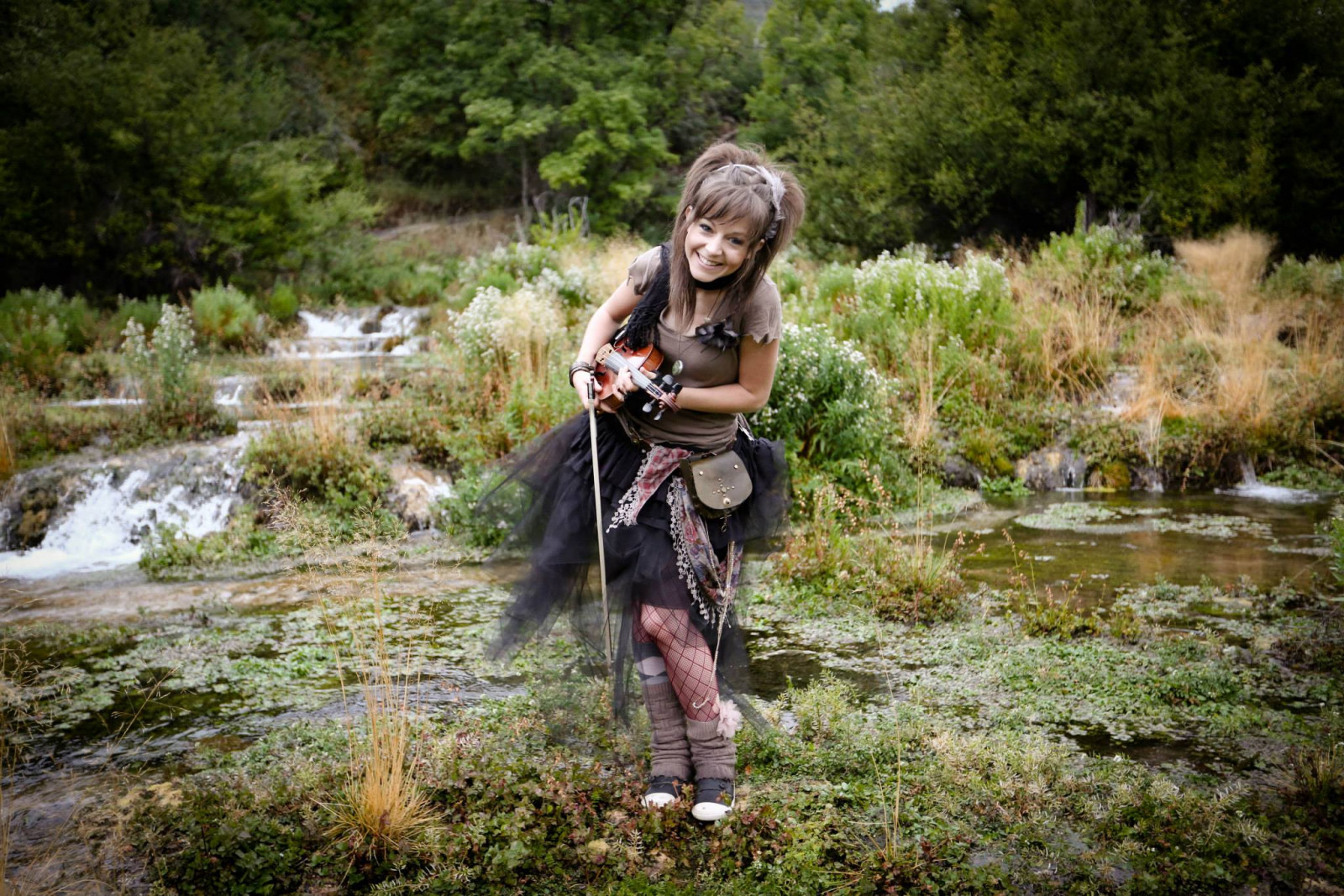 les, ženy venku, ženy, Příroda, osobnost, usmívající se, řeka, housle, divočina, džungle, proud, turistika, chůze, Lindsey Stirling, mokřadní, strom, podzim, dobrodružství, zálesí, místo výskytu, přírodní prostředí, rekreační rybolov