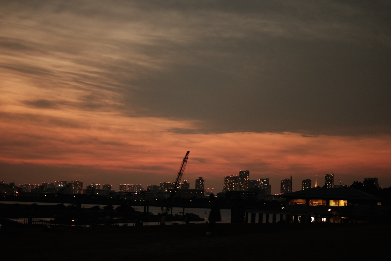 slunečnímu záření, západ slunce, město, panoráma města, noc, nebe, svítání, panoráma, večer, ráno, horizont, atmosféra, soumrak, Tokio, Fujifilm, mrak, svítání, tma, Fujinon, x, xf56mmf12r, xf56mm, XT1, Kasai, kasairinkaipark, odlesk