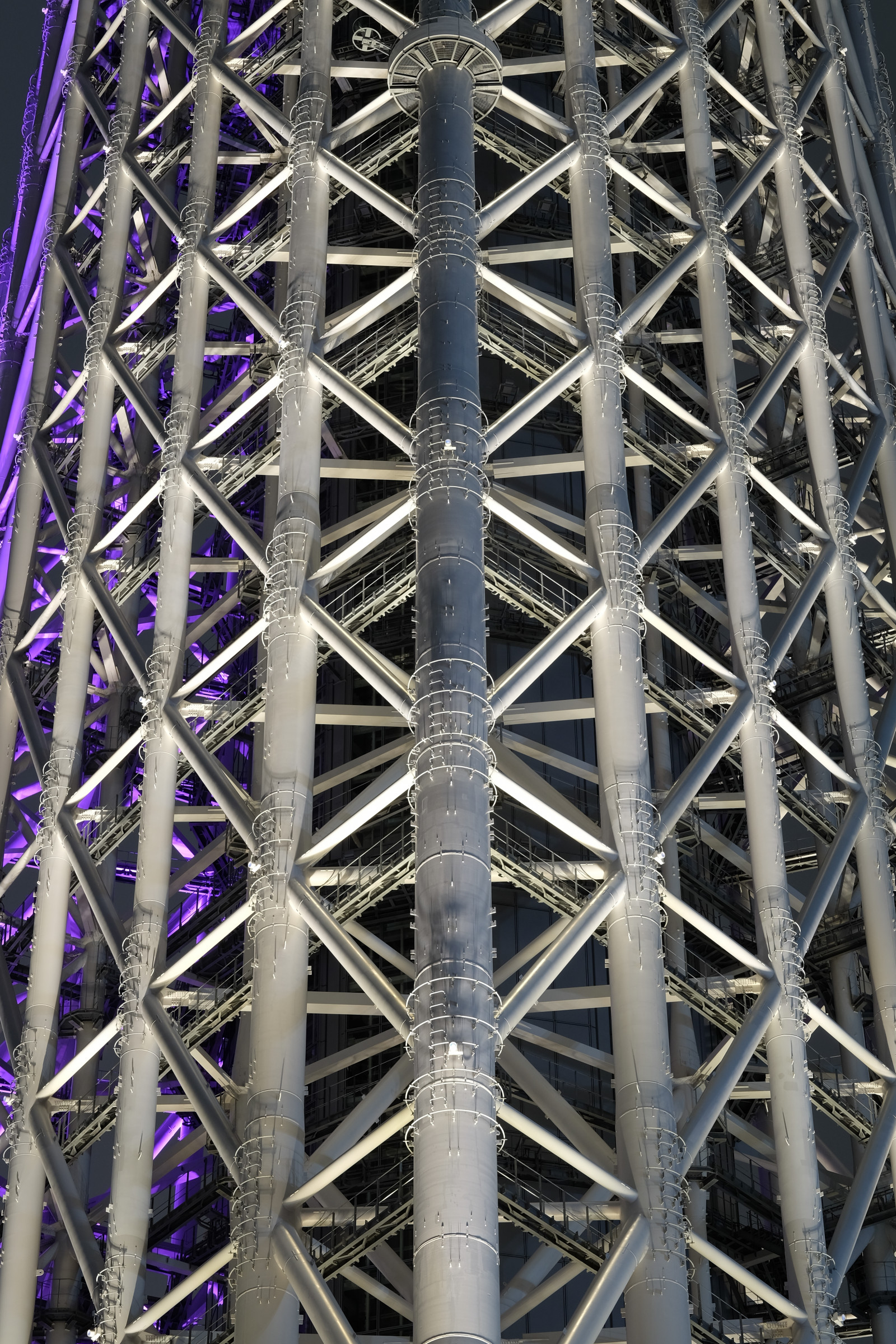 Japonsko, noc, architektura, symetrie, mrakodrap, modrý, věž, stadión, Tokio, struktura, Fujifilm, jp, Skytree, osvětlené, osvětlení, tvar, design, čára, fuji, Fujinon, mezník, Tokyo Sky Tree, Miyabi, kirameki, xf56mmf12r, xf56mm, XT1, fasáda, průmysl, urban area, sportovní dějiště