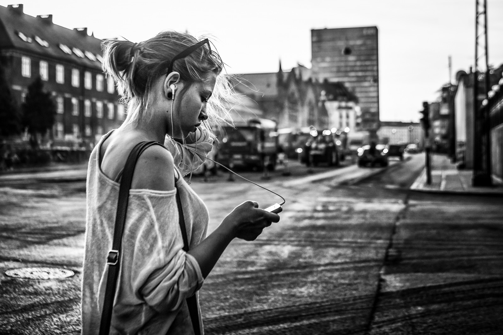 sort, monokrom, by, gade, vand, vej, fotografering, aften, Danmark, infrastruktur, København, sort og hvid, træ, pige, bw, kvinde, kvinde, k benhavn, stil, fotografi, streetphotography, oprigtig, øjebliksbillede, byområde, sort og hvid, monokrom fotografering, cph