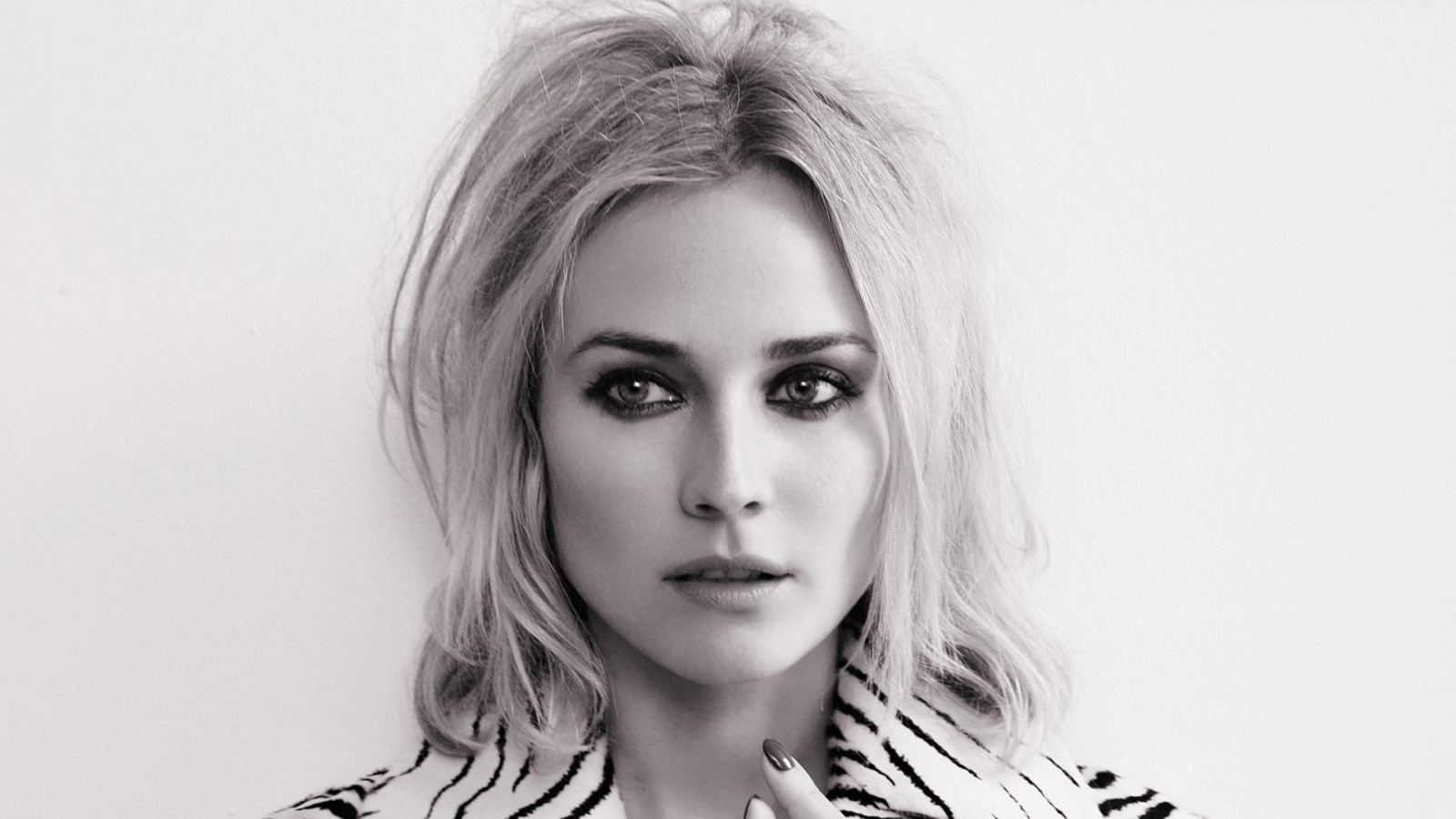 Gesicht, Zeichnung, Weiß, Frau, einfarbig, Modell-, Porträt, blond, Einfacher hintergrund, lange Haare, Fotografie, Berühmtheit, Darstellerin, Nahansicht, Mode, Haar, Diane Kruger, Kopf, Supermodel, Schönheit, Auge, Frisur, skizzieren, Schwarz und weiß, Monochrome fotografie, Portraitfotografie, Fotoshooting, braune Haare, Kunstmodell, Organ