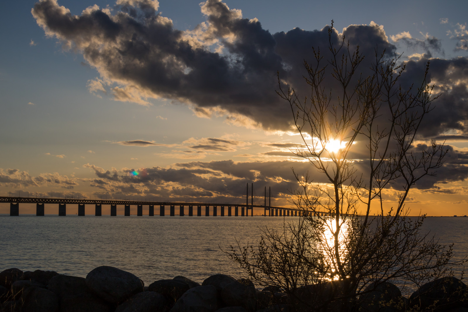 luce del sole, tramonto, mare, natura, riflessione, cielo, Alba, sera, mattina, costa, ponte, Sole, orizzonte, crepuscolo, Bro, nube, alba, oceano, onda, himmel, solnedg ng, resundsbron, HAV, moln, brof stet, ultimi bagliori