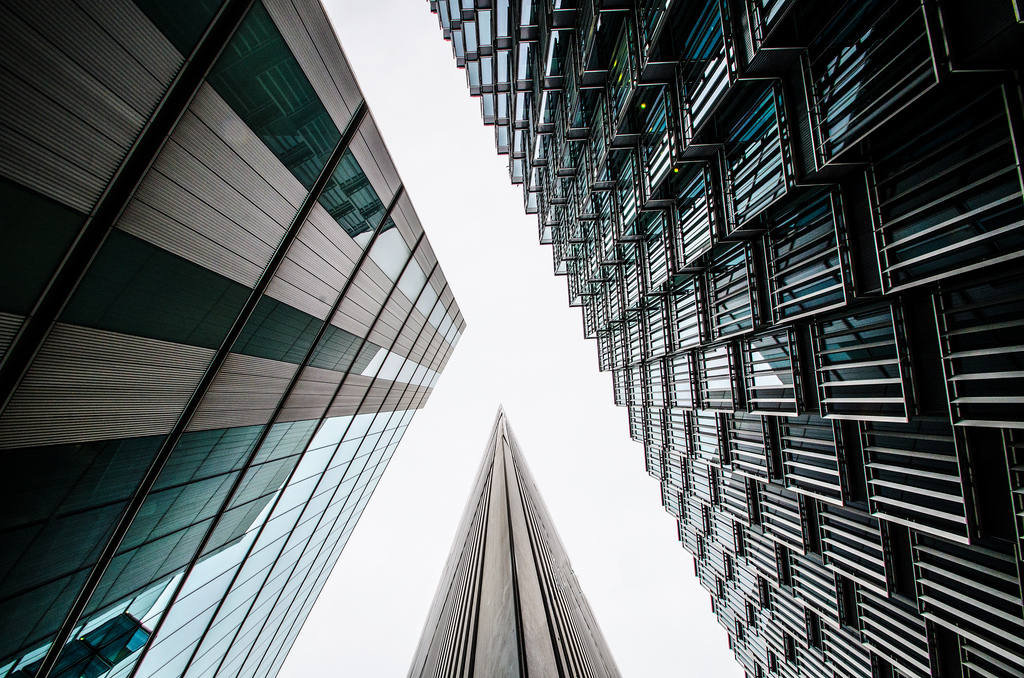 Londýn, černobílý, architektura, budova, symetrie, Dům, mrakodrap, modrý, Nikon, Vzhled interiéru, metropole, 2013, světlo, barva, otevřeno, D7000, tvar, design, čára, fasáda, urban area, Žaluzie okna, konvergence, sbíhavý, 3852, nicklee