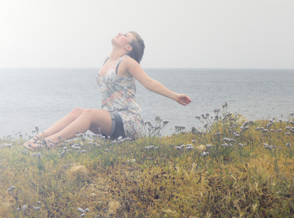 slunečnímu záření, starý, model, moře, květiny, písek, tráva, rostliny, sedící, šortky, fotografování, nachový, pláž, šaty, pobřeží, slunce, Dovolená, sandály, květinový, Kypr, dívka, krása, léta, oceán, mimo, pobřeží, noha, fotografie, teenager, dýchat, 15, lidských pozice, portrétní fotografie, focení, interakce, ruské, emillie