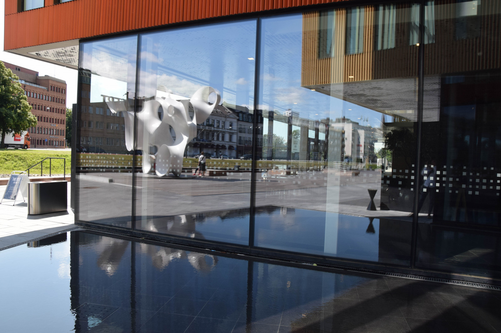 město, architektura, budova, odraz, nebe, mraky, hotel, sklenka, plavecký bazén, Švédsko, Evropa, Vzhled interiéru, odrazy, Malm živě, architecutre, Malmo, restaurace, congresscenter, rubato, evahild, koncertní sál, kondominium, fasáda, hlavní sídlo