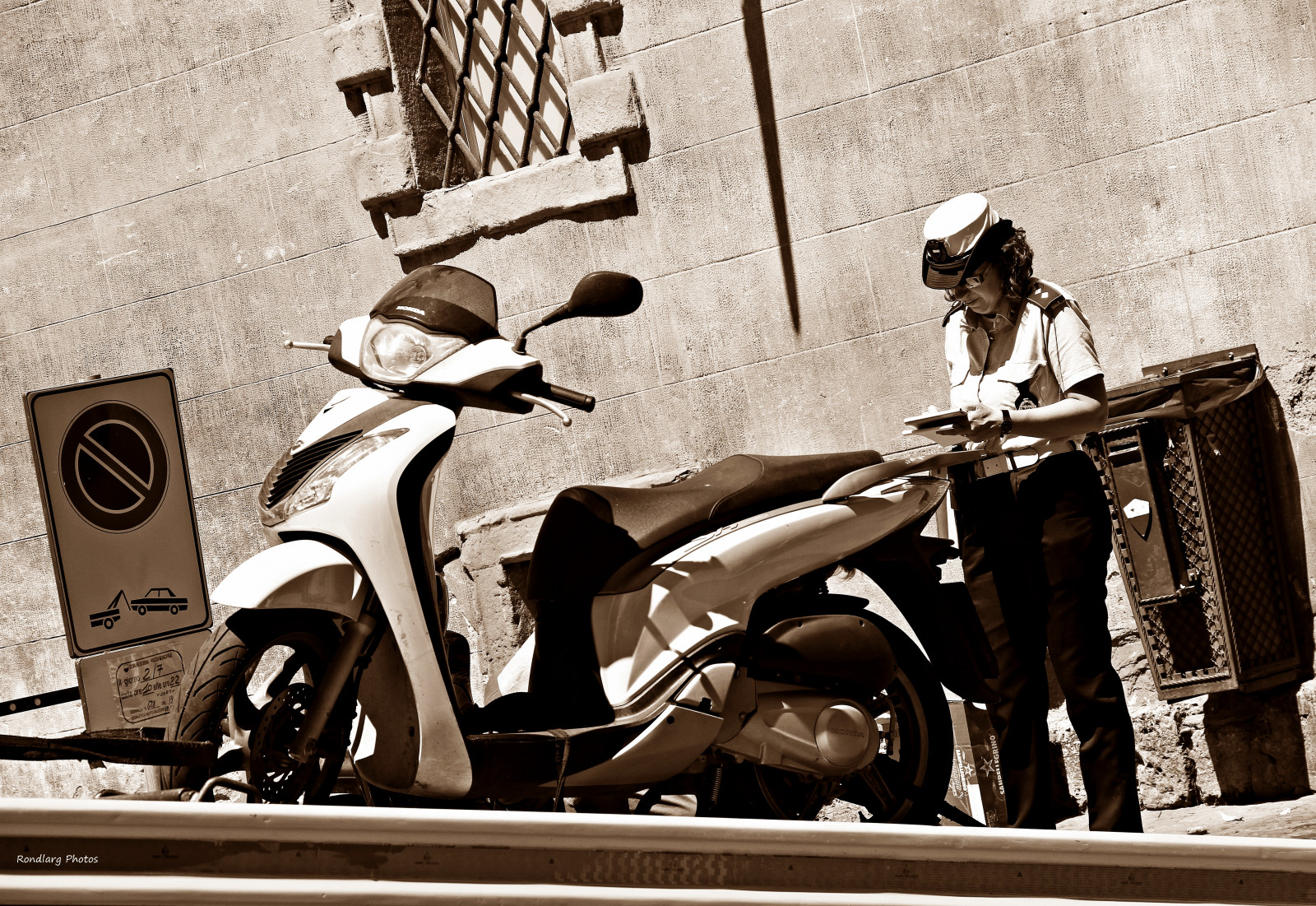 ulicích, streetphotography, policie, koloběžka, Toskánsko, zpracovává se, váleček, Siena, Polizei, palio, Toskana, Bearbeitung, Abschleppwagen, strasen, strasenfotografie, Breakdownvehicle