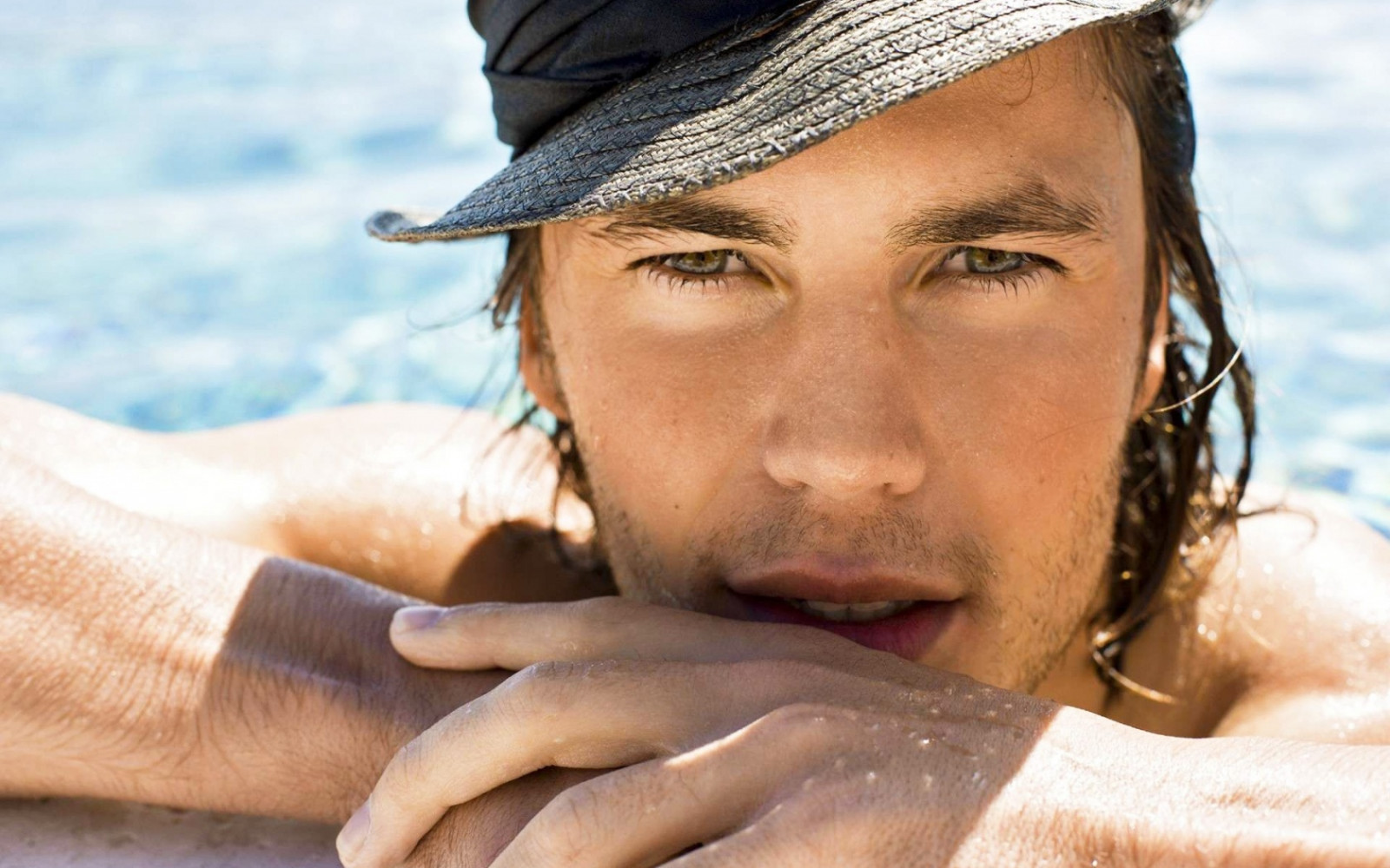 ใบหน้า, โมเดล, แนวตั้ง, หมวก, นักแสดง, สระว่ายน้ำ, จมูก, คน, ผิวหนัง, หัว, ความงาม, ชาย, มือ, นิ้ว, ความรู้สึก, ชาย, กล้ามเนื้อ, การแสดงออกทางสีหน้า, ใกล้ชิด, ผมใบหน้า, taylor kitsch