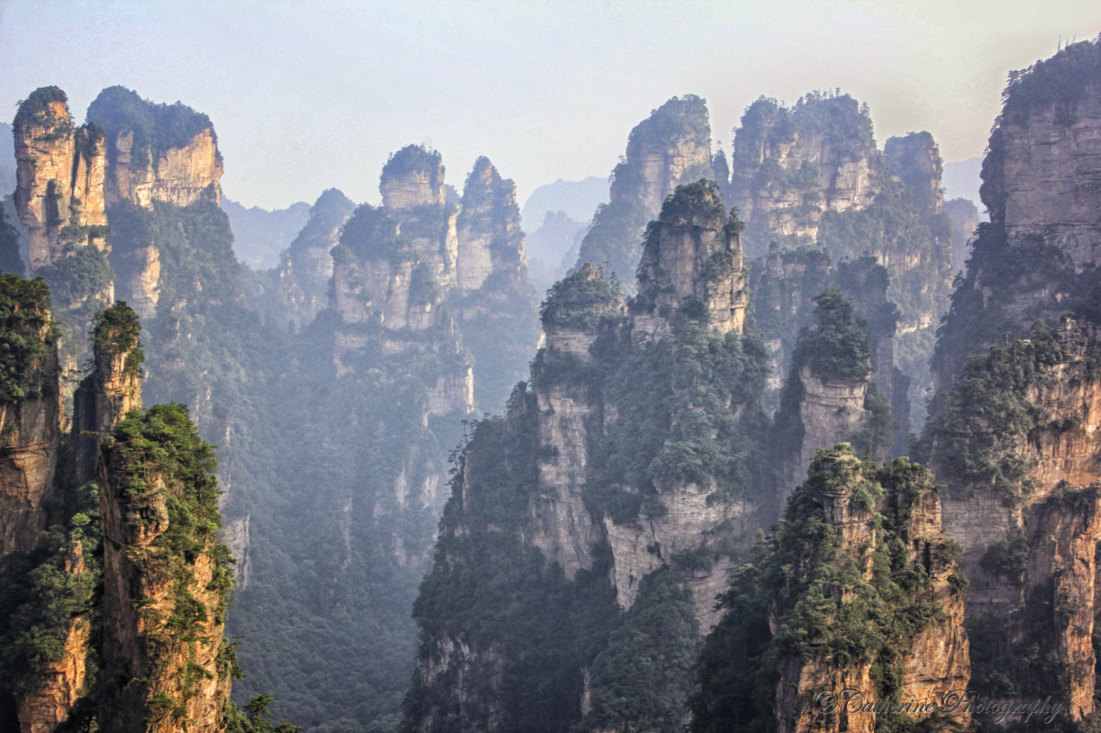 stromy, krajina, les, hory, Čína, Skála, Příroda, tráva, nebe, spirála, Cestovní ruch, ráno, útes, národní park, kaňon, divočina, mount scenérie, přírodní rezervace, Formace, hřbet, Terén, strom, hora, masiv, mezník, geologie, turistická atrakce, počítač tapeta, horských reliéf, biome, historické místo, seznamu světového dědictví unesco, pohoří, stanice hill, badlands, sráz, neočekávaný výskyt, Zhangjiajie, Natgure, Příroda, Avatarhallelujahmountains, three sisters