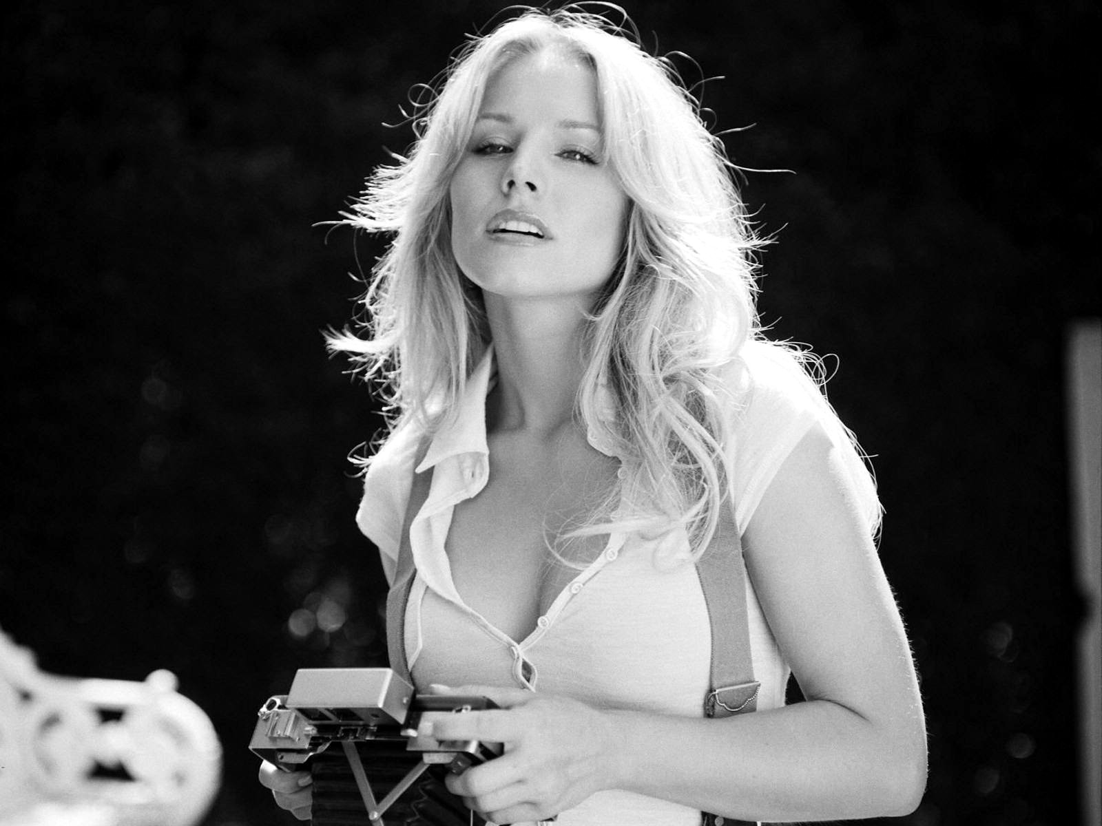 bílý, Černá, černobílý, model, portrét, dlouhé vlasy, sedící, fotografování, šaty, výstřih, móda, vlasy, Kristen Bell, Osoba, supermodelka, dívka, krása, žena, dáma, fotografie, blond, 1600x1200 px, Černý a bílý, monochromatické fotografování, lidských pozice, portrétní fotografie, focení, umění model