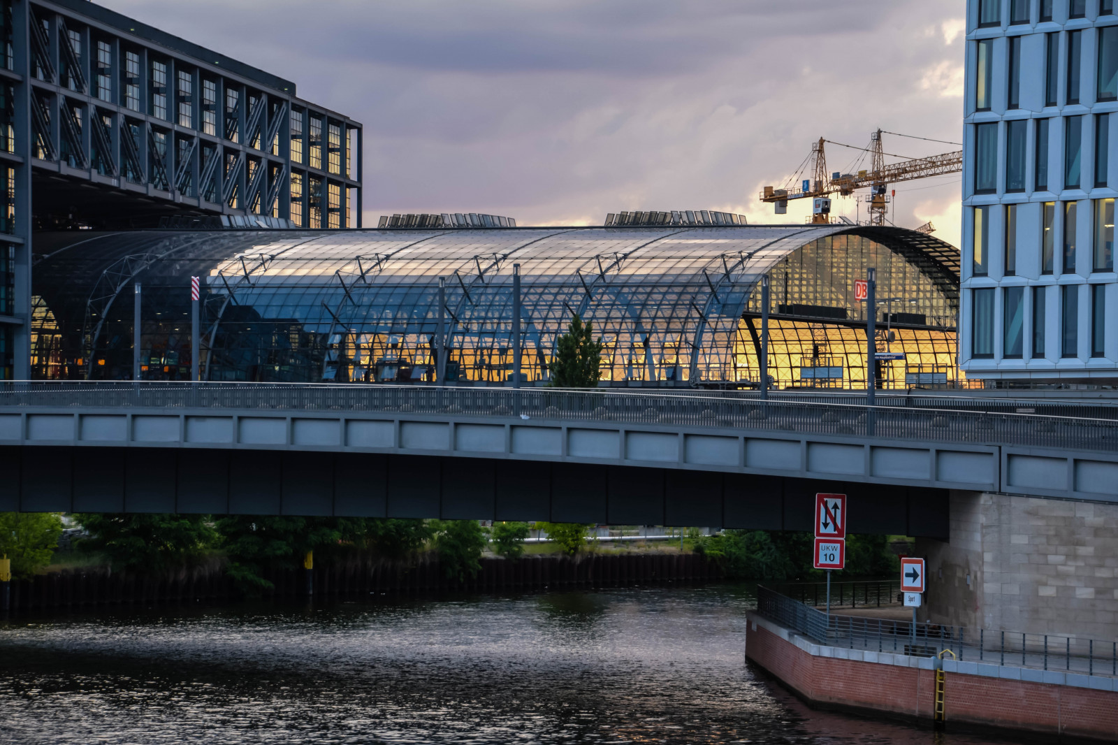 slunečnímu záření, město, panoráma města, architektura, voda, budova, odraz, nebe, Německo, most, vlakové nádraží, řeka, Evropa, stadión, minout, doprava, jeřáby, Berlín, struktura, Soumrak, centrum, stanice, venkovní, de, nebe, moln, Německo, deutschland, centralstatiion, flám, mitte, mezník, urban area, vodní, Metropolitní oblast, sportovní dějiště, veřejná doprava