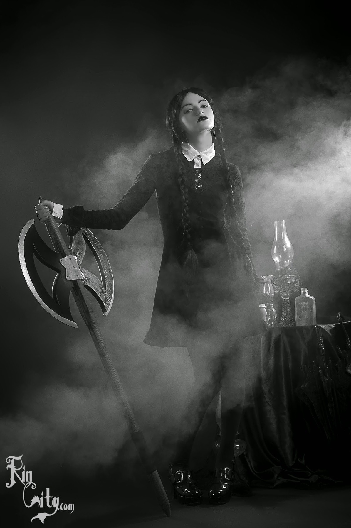 bílý, Černá, černobílý, cosplay, fotografování, kytarista, středa Addams, Katrina Wilkinson, světlo, fotografie, tma, Černý a bílý, monochromatické fotografování, Film noir, kryt alba