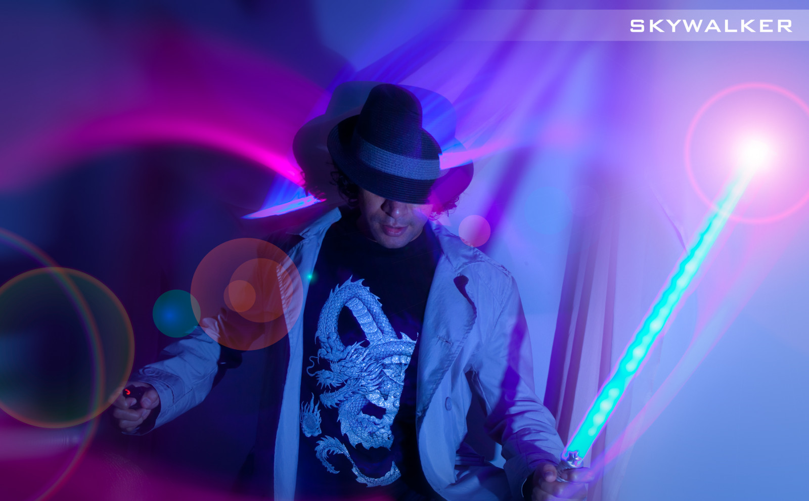 longexposure, nightphotography, StarTrek, lys, lightpainting, mand, ansigt, hat, hænder, bokeh, frakke, indendørs, lensflare, flare, sværd, lyssværd, 365, day84, Skywalker, project365, skywalker108