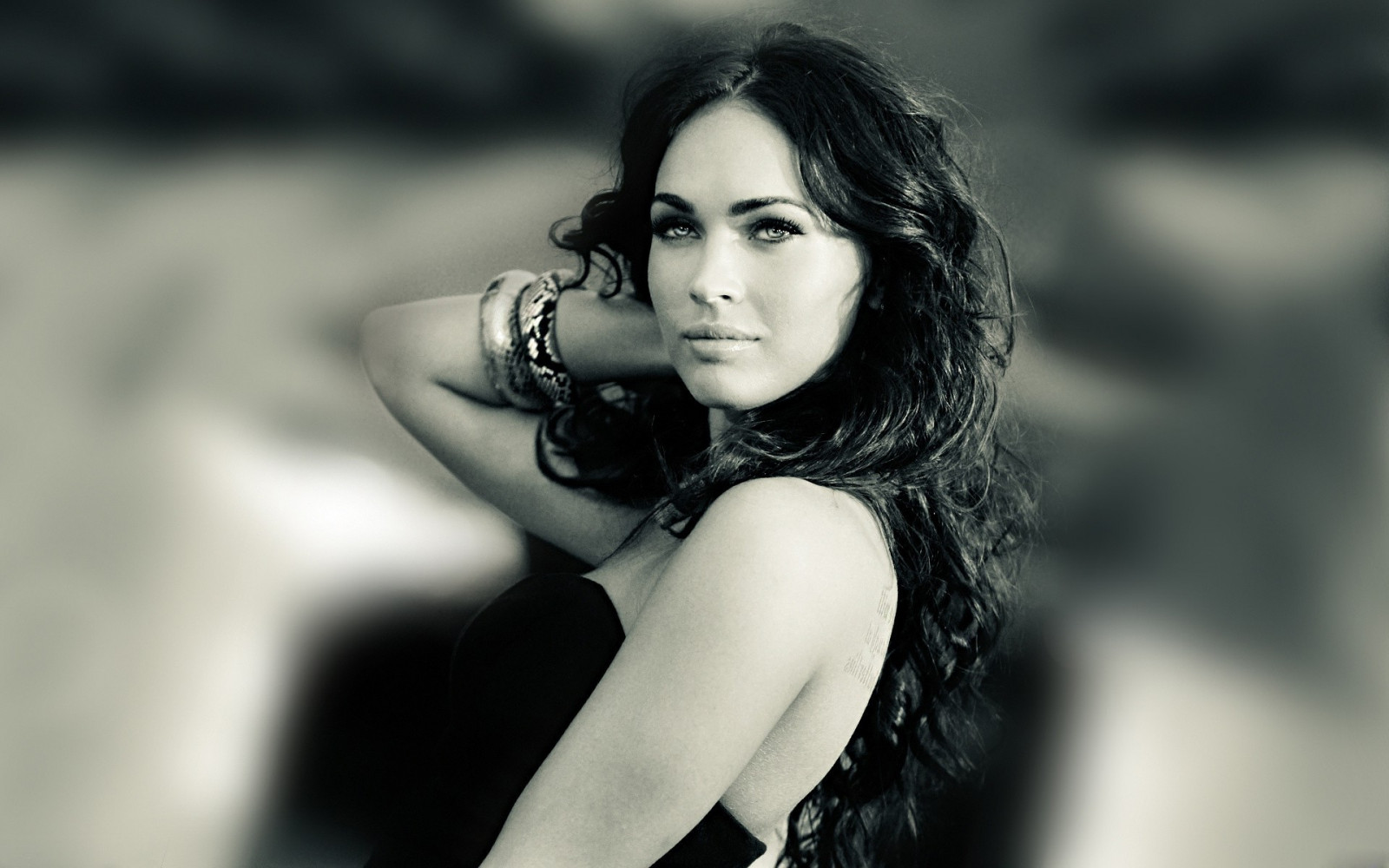 Černá, černobílý, model, portrét, dlouhé vlasy, fotografování, zpěvák, černé vlasy, móda, vlasy, Osoba, Megan Fox, supermodelka, dívka, krása, oko, žena, dáma, fotografie, účes, 1920x1200 px, Černý a bílý, monochromatické fotografování, portrétní fotografie, focení, hnědé vlasy, umění model