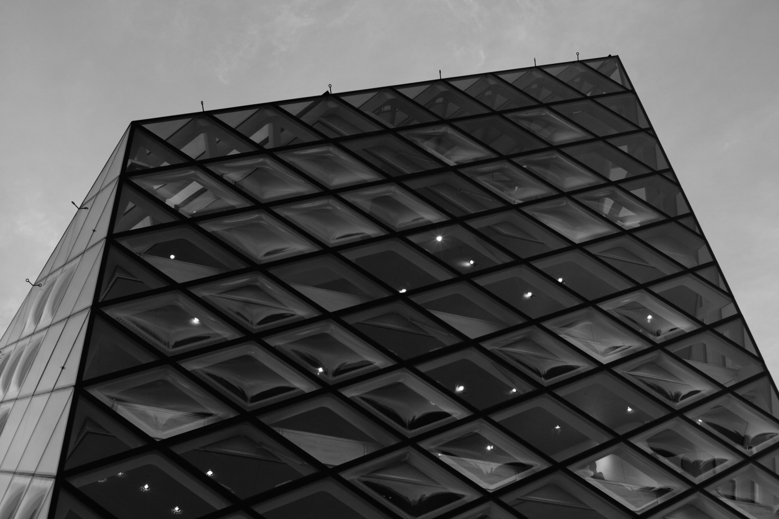 schwarz, einfarbig, die Architektur, Symmetrie, Wolkenkratzer, Leica, Tokio, M, Bw, gestalten, Entwurf, Dach, Linie, Zeiss, Carl Zeiss, Leicam, Typ240, Aoyama, Planar, Planar250zm, Fassade, Schwarz und weiß, Monochrome fotografie, Tageslicht