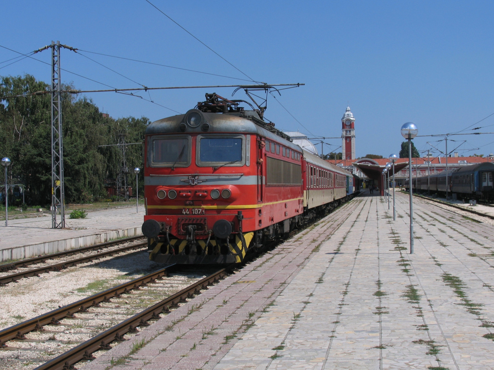 vozidlo, vlak, železnice, doprava, lokomotiva, elektřina, 1, Skoda, stanice, vlakové nádraží, dráha, E, železnice, 107, 44, Baureihe, pozemní vozidla, br, železniční doprava, kolejová vozidla, osobní automobil, železniční vůz, zug, trein, locomotief, loc, Elok, bahnhof, Eisenbahn, Lokomotive, Spoorwegen, Bulharsko, varna, 20164, treinstation, bulgarije, Shumen, sneltrein, elektrická lokomotiva