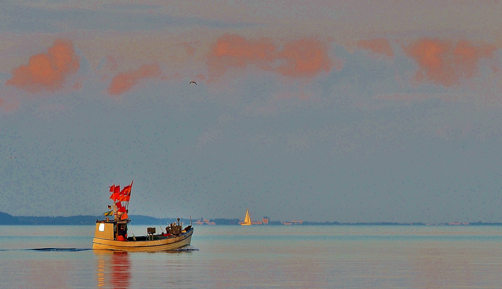 loď, západ slunce, moře, voda, pobřeží, nebe, svítání, uklidnit, večer, ráno, pobřeží, řeka, horizont, Olympus, mrak, oceán, vlna, nebe, pramen, kanál, Segel, OMD, EM5, Ostsee, wasser, mraky, trouchnivění, Weis, meer, Fischen, mořská vlna, segelboot, wlangemeyer, abendrot, Niendorf, Kutter, Fahne, Infahrt, coastal and oceanic landforms