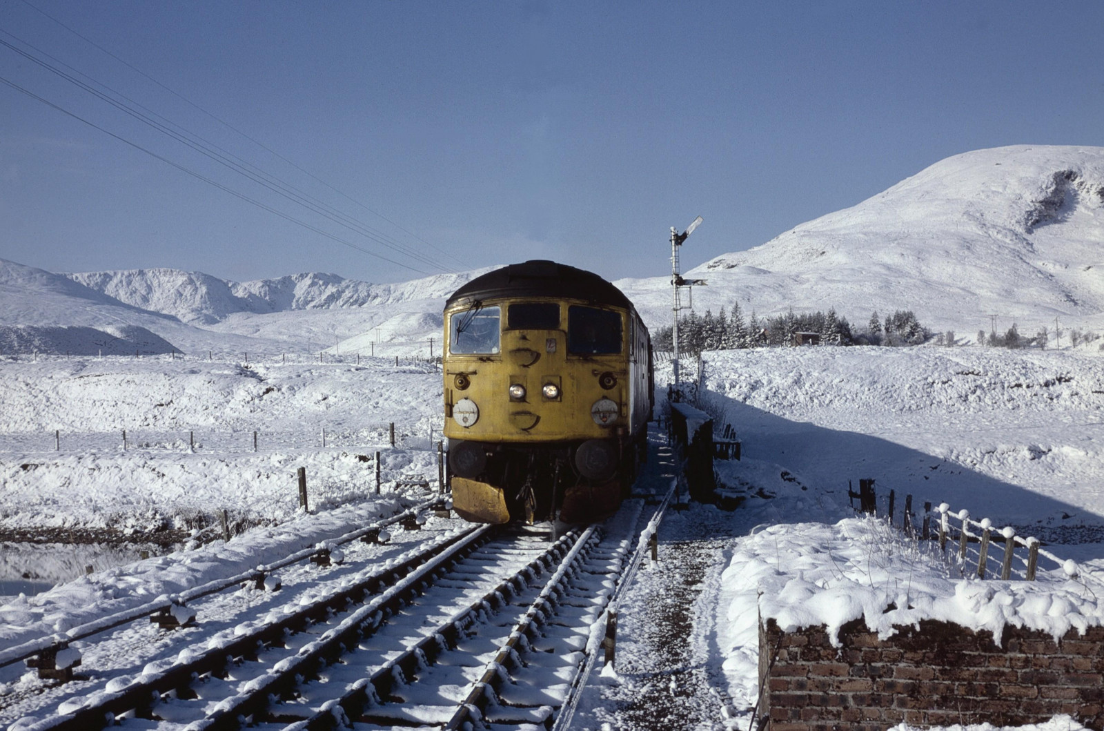 Hintergrundbilder Himmel, Schnee, Winter, Zug, Eisenbahn, Schottland, Bergpass, Alpen