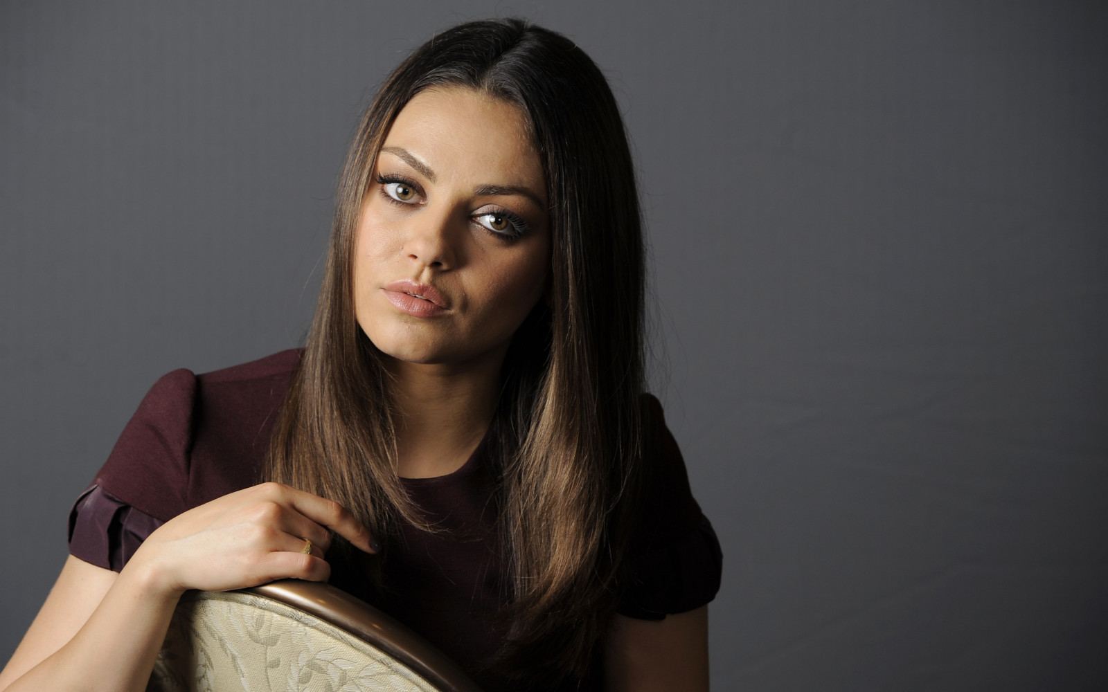 tvář, Černá, model, portrét, dlouhé vlasy, bruneta, fotografování, zpěvák, herečka, móda, Osoba, kůže, hlava, supermodelka, Mila Kunis, dívka, krása, žena, ruka, dáma, portrétní fotografie, focení, hnědé vlasy, břicho, Lidské tělo, profese