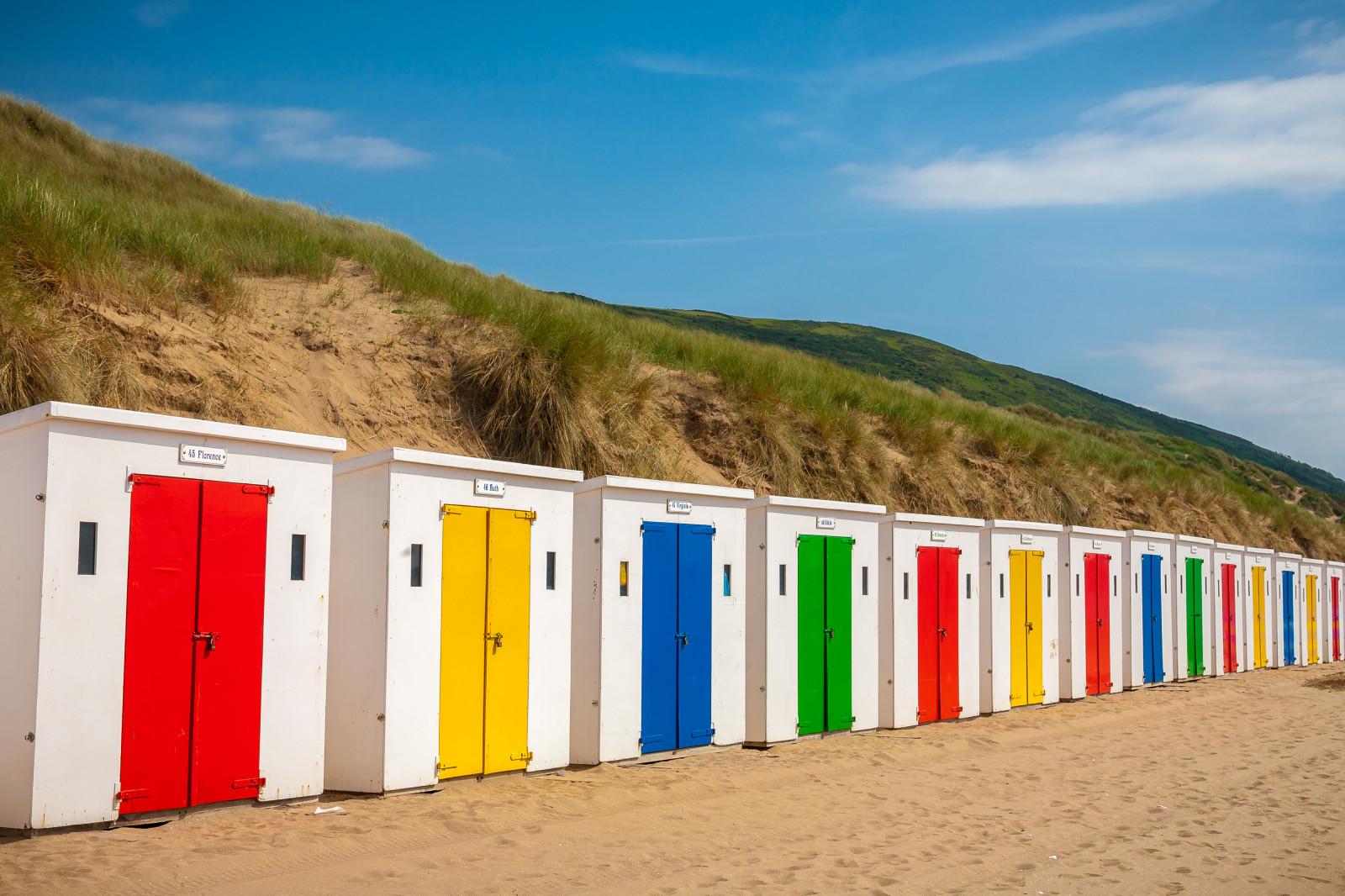 dveře, dřevo, Spojené království, cestovat, modrý, Červené, moře, letní, dovolená, Anglie, bílý, Dovolená, barva, barva, zelená, Angličtina, Cestovní ruch, pláž, Krásná, tráva, Sluneční svit, žlutý, horizontální, budovy, krajina, záliv, pobřeží, dřevěný, pobřeží, písek, chata, barvitý, jasný, Británie, namalovaný, duny, písečný, tradiční, duna, kůlna, scénický, klidný, vícebarevný, přední, řádek, uklidnit, čára, letovisko, chaty, chata, pobřežní, Devon, pobřeží, beachhut, pobřežní čára, vícebarevný, písečná duna, malebný, idylický, beachhuts, Woolacombe, traditionalculture, v řadě, northdevon, destinací, traveldestinations, bathinghut