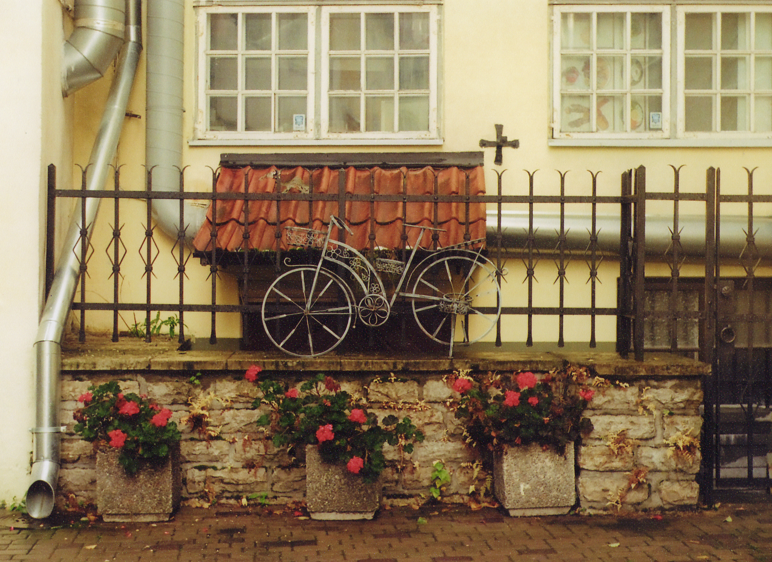 Baggrunde : vindue, blomster, cykel, hus, altan, hegn, bmx, estland ... Altan hegn