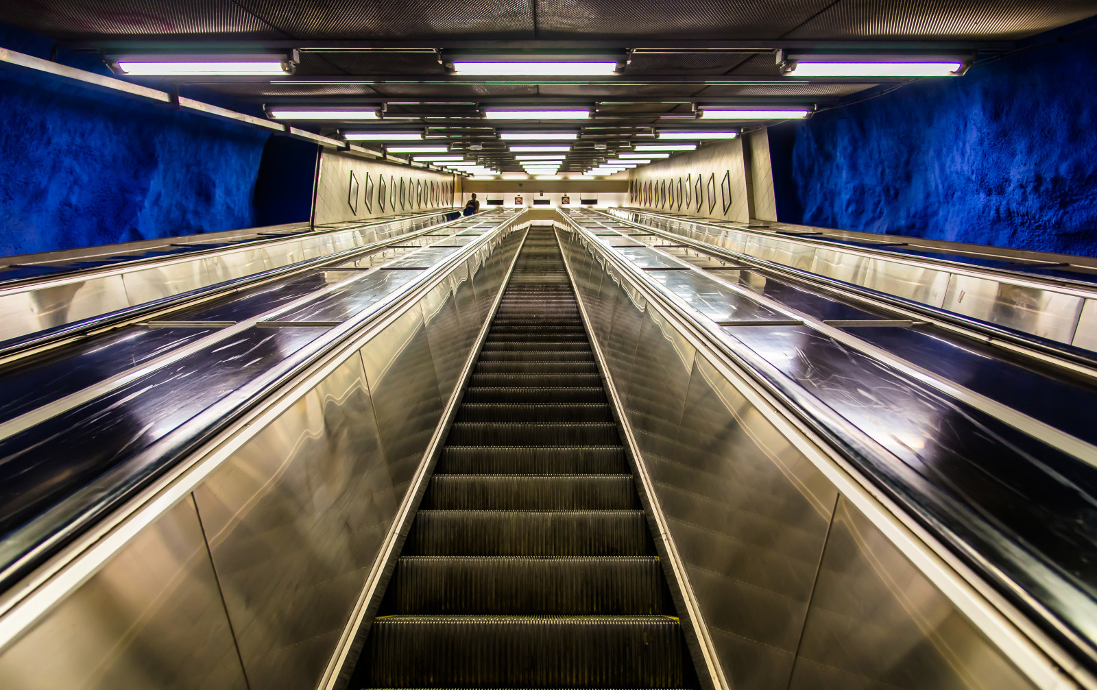 bílý, město, architektura, fotografování, symetrie, Cestovní ruch, modrý, svět, Nikon, jezdící schody, Stockholm, Švédsko, Evropa, schody, Dovolená, metro, metro, podzemí, dovolená, infrastruktura, rychlá přeprava, světlo, barva, vlaky, NIKKOR, cestovat, stanice, barva, čára, tunnelbana, výlet, D600, trubka, Metropolitní oblast, denní osvětlení, veřejná doprava, stanice metra, tbana, fixed link