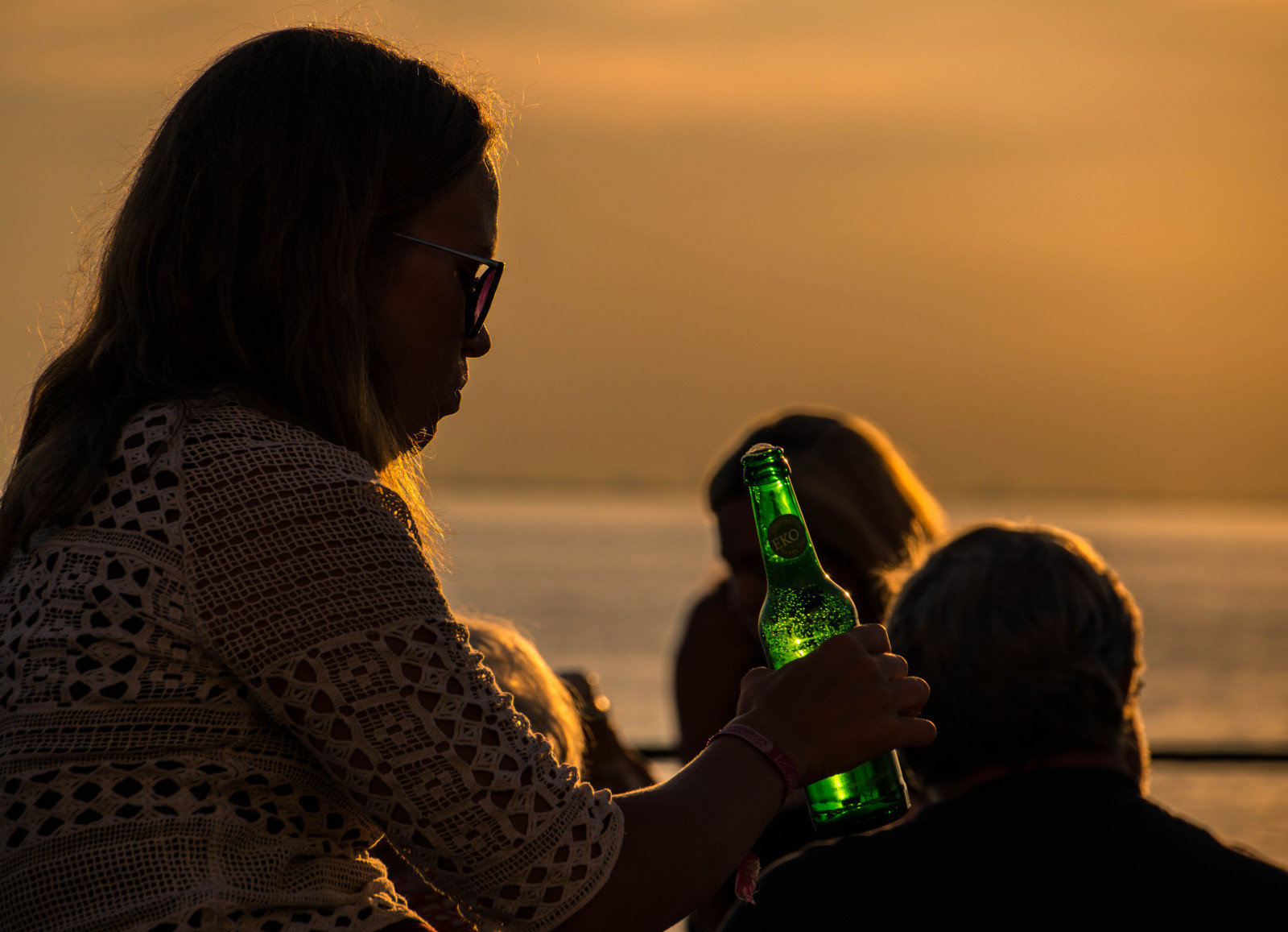 sollys, solnedgang, by, natur, himmel, silhuet, aften, morgen, Sol, sommer, Sverige, Europa, emotion, romantik, Sverige, farve, flaske, sk nel n, SE, v strahamnen, solnedg ng, Vatten, siluett, flaska, malmø, tr d cket, boardwalk, Sundspromenaden, goodnightsun, interaktion