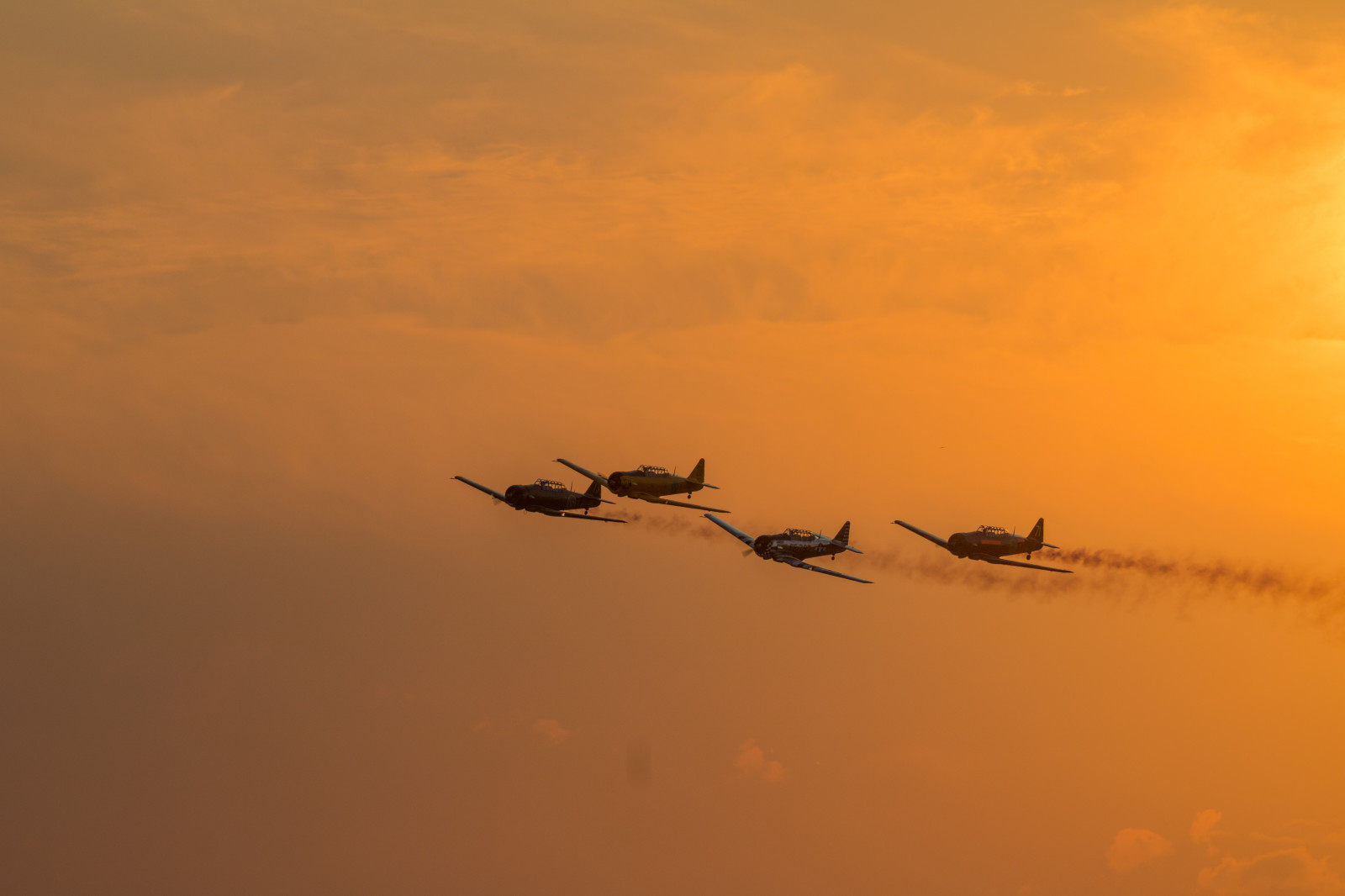 západ slunce, moře, nebe, vozidlo, letoun, letadlo, svítání, ráno, soumrak, plán, Dánsko, Soumrak, Roskilde, Let, mrak, svítání, skymning, Danmark, flygplan, letadlo, Airshow, letectví, exif modelu canoneos760d, geocountry, Kamera aby kánon, geocity, Model fotoaparátu canoneos760d, geostate, geolocation, exif aby kánon, EXIF isospeed 100, EXIF otvor 80, EXIF ef70300mmf456lisusm čočka, exif focallength 300mm, flyg, roskildeairshow, roskildeflygplats, flyguppvisning, Harvard, swedishairforcehistoricflight, křídlo, atmosférický jev, Atmosféra Země