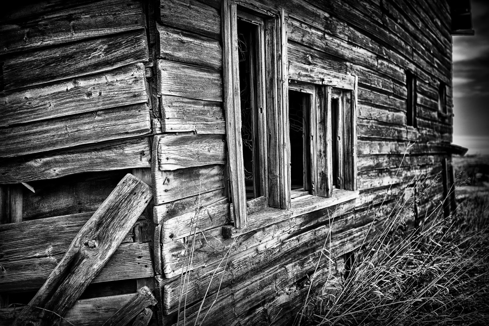 kontrast, starý, černobílý, okno, budova, opuštěný, nebe, sníh, zima, fotografování, dřevo, hospodařit, stodola, Alberta, chatrč, úhel, západ, tělesné, budovy, stará budova, tma, fasáda, zchátralý, zimní čas, Černý a bílý, monochromatické fotografování, zátiší fotografování, vyčerpaný, louky, oldbarn, abandonedbuilding, westerncanada, qualistat, dvůr, abandonedbarn, Dilapitated, Barnwood, stock photography