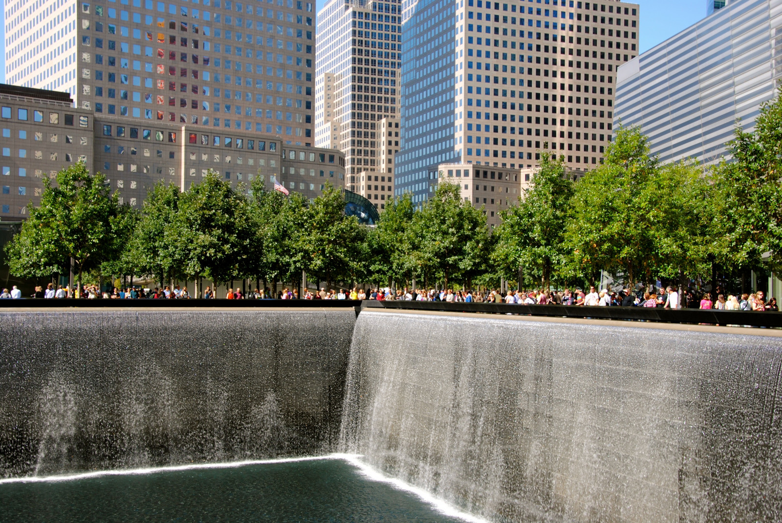 zahrada, město, panoráma města, voda, odraz, park, panoráma, mrakodrap, náměstí, Manhattan, chodník, kašna, pamětní, strom, centrum, květ, newyork, groundzero, nationalseptember11memorialmuseum, náměstí, kondominium, urban area, vodní, Metropolitní oblast, lidské osídlení, sousedství, obytný prostor, panelový dům, vodní prvek, odrážející bazén