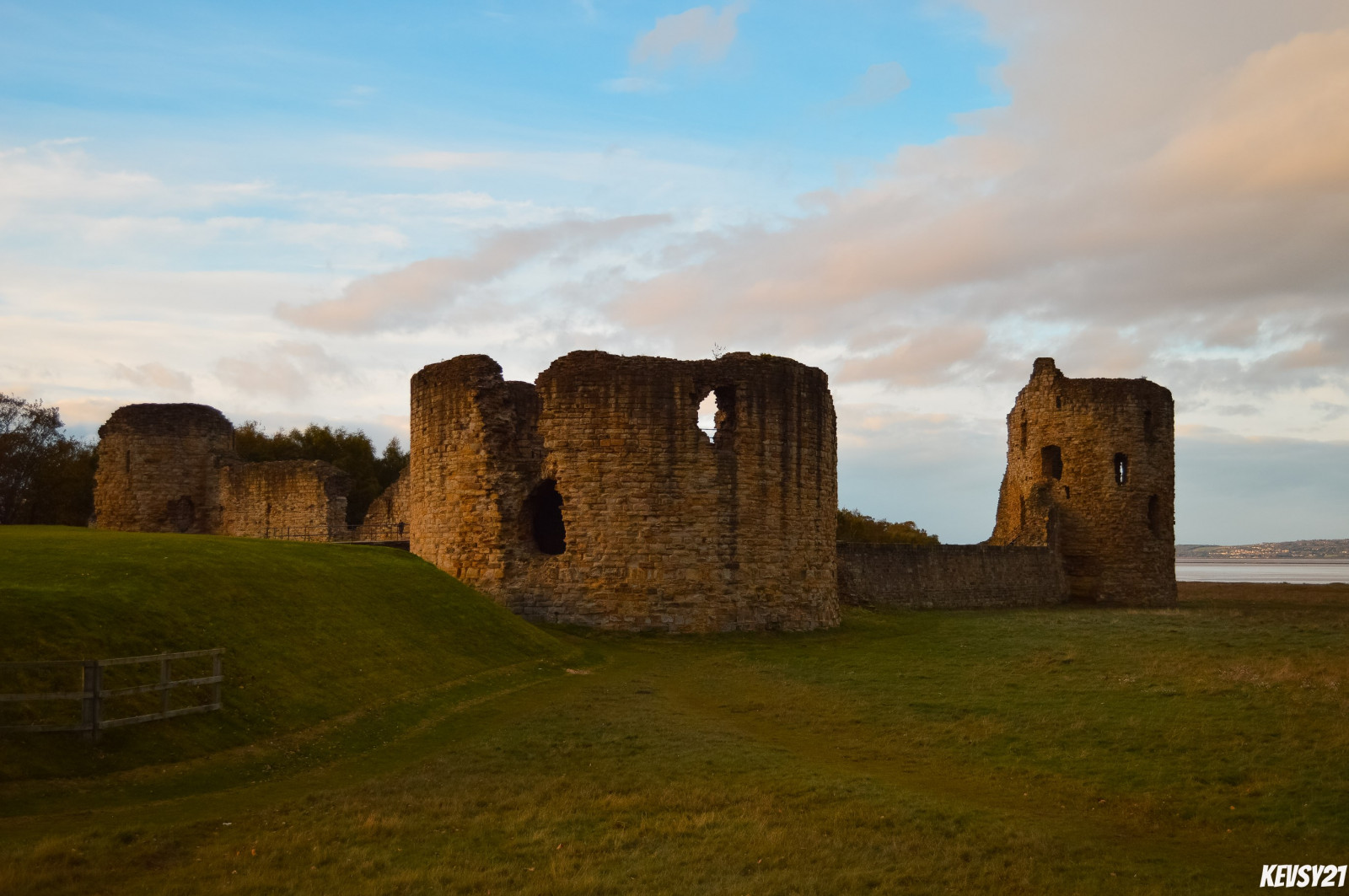 krajina, starý, městský, budova, tráva, nebe, stěna, pole, fotografování, vesnice, večer, ráno, hrad, dějiny, Spojené království, zřícenina, Wales, mrak, Pohled, lučina, prozkoumat, gb, fotografové, vysočina, dávná historie, historické místo, archeologické naleziště, meteorologický jev, opevnění, pazourek, dee, středověká architektura, Flintshire, national trust for places of historic interest or natural beauty