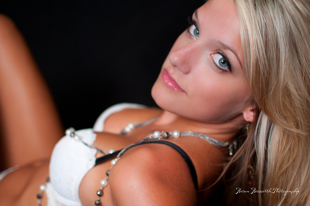 tvář, bílý, Černá, model, blondýnka, oči, postel, fotografování, modrý, podprsenka, vlasy, Nikon, bar, srst, řemen, pusa, prsa, spodní prádlo, Brian, služka, Playboy, růžový, podpatky, Studio, Osoba, kůže, půvab, listopad, krajka, oblečení, hlava, 2010, akt, nízký, Cleveland, UMĚNÍ, Krásná, 50mm, flickr, nahý, vysoký, klíč, dívka, krása, oko, žena, ruka, dáma, sexy, mladý, prst, noha, profesionální, smyslný, erotický, blond, D300S, budoár, účes, eros, implicitní, pažba, tajný, 25, sladkost, hnědé vlasy, Lidské tělo, orgán, zblízka, spodní prádlo, underware, bullseye, Victorias, wwwboudoirclevelandcom, Nichole, Bosworth, nicholle, lottman, photoz4me, wwwbrianbosworthphotographycom, clevelandboudoir, boudoircleveland