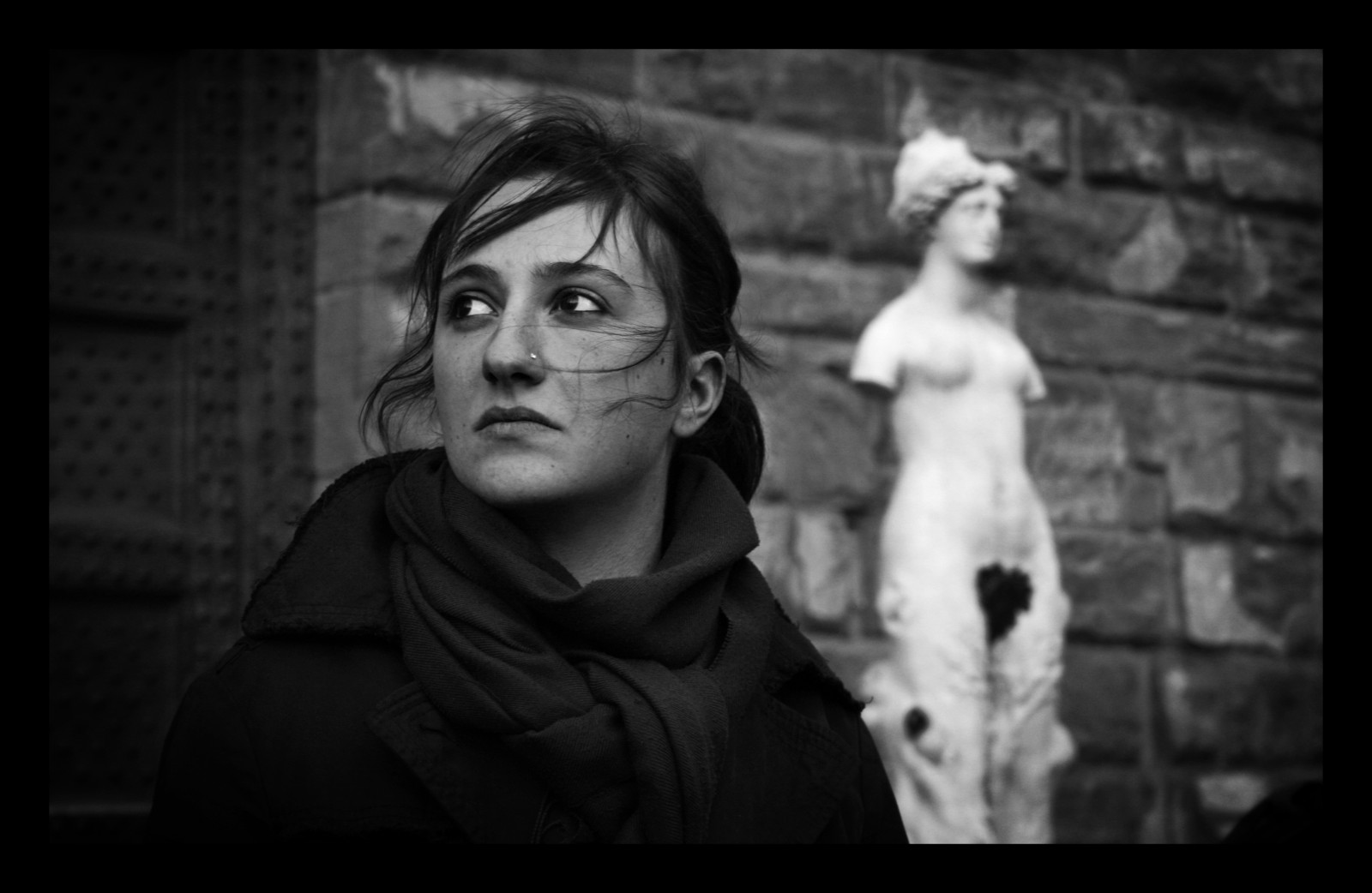 viso, tempio, bianca, nero, vecchio, monocromo, ritratto, occhi, Italia, architettura, bicchieri, fotografia, Firenze, statua, vento, coda di cavallo, Firenze, emozione, Persona, ARTE, Coda, scena, bellissimo, Esplorare, ragazza, bw, Sorriso, occhio, Italia, signora, divertimento, analizzare, cercare, guardare, umano, fotografia, cancello, oscurità, capelli, bianco, ritratto, nero, arte, statua, antico, toscana, bellezza, sguardo, istantanea, Capelli, occhi, bn, bianco e nero, fotografia in bianco e nero, fotografia di ritratto, film noir, la cura della vista, organo, Vento, Irma, Udfaccioni, Palazzovecchio, Portale, Piazzasignoria, Ciuffi, flash photography