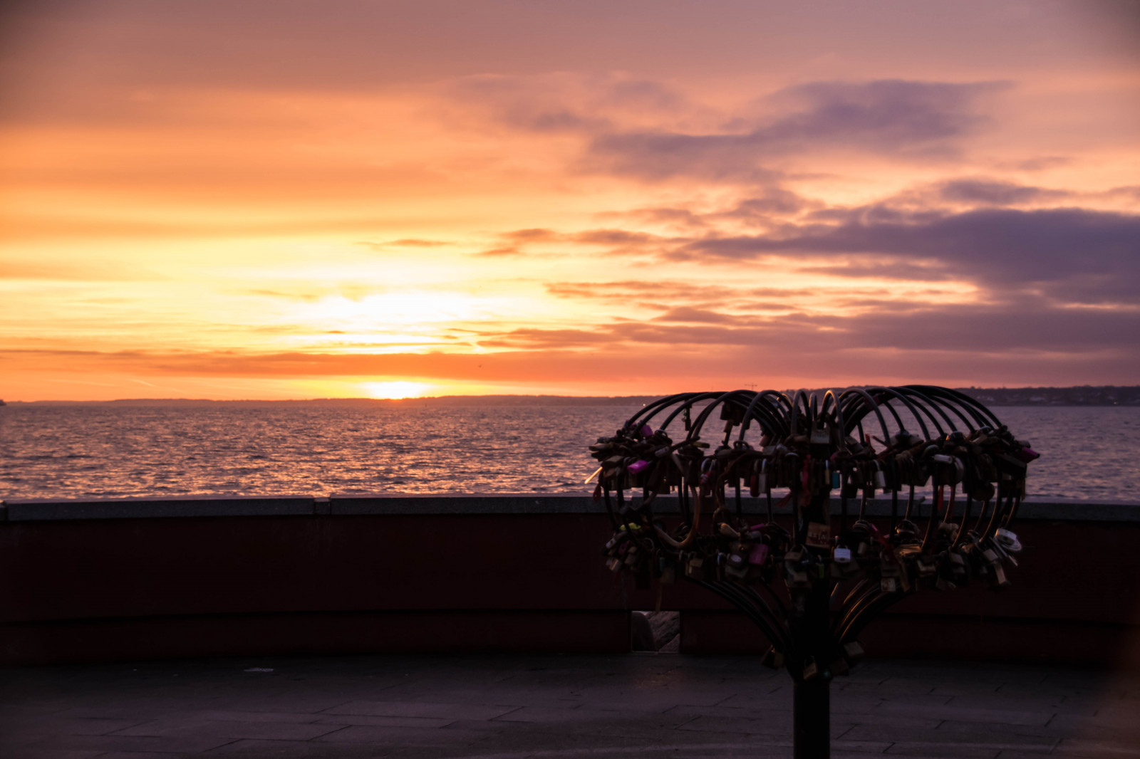 slunečnímu záření, lidé, západ slunce, moře, město, architektura, voda, Příroda, pobřeží, srdce, nebe, silueta, pláž, svítání, večer, ráno, pobřeží, slunce, horizont, Švédsko, soumrak, visací zámek, Sverige, mrak, strom, svítání, venkovní, oceán, lodě, řetěz, sk nel n, se, nebe, resund, solnedg ng, siluett, helsingborg, kvickbron, parapeten, siluette, h NGL s, Lovelock, odlesk