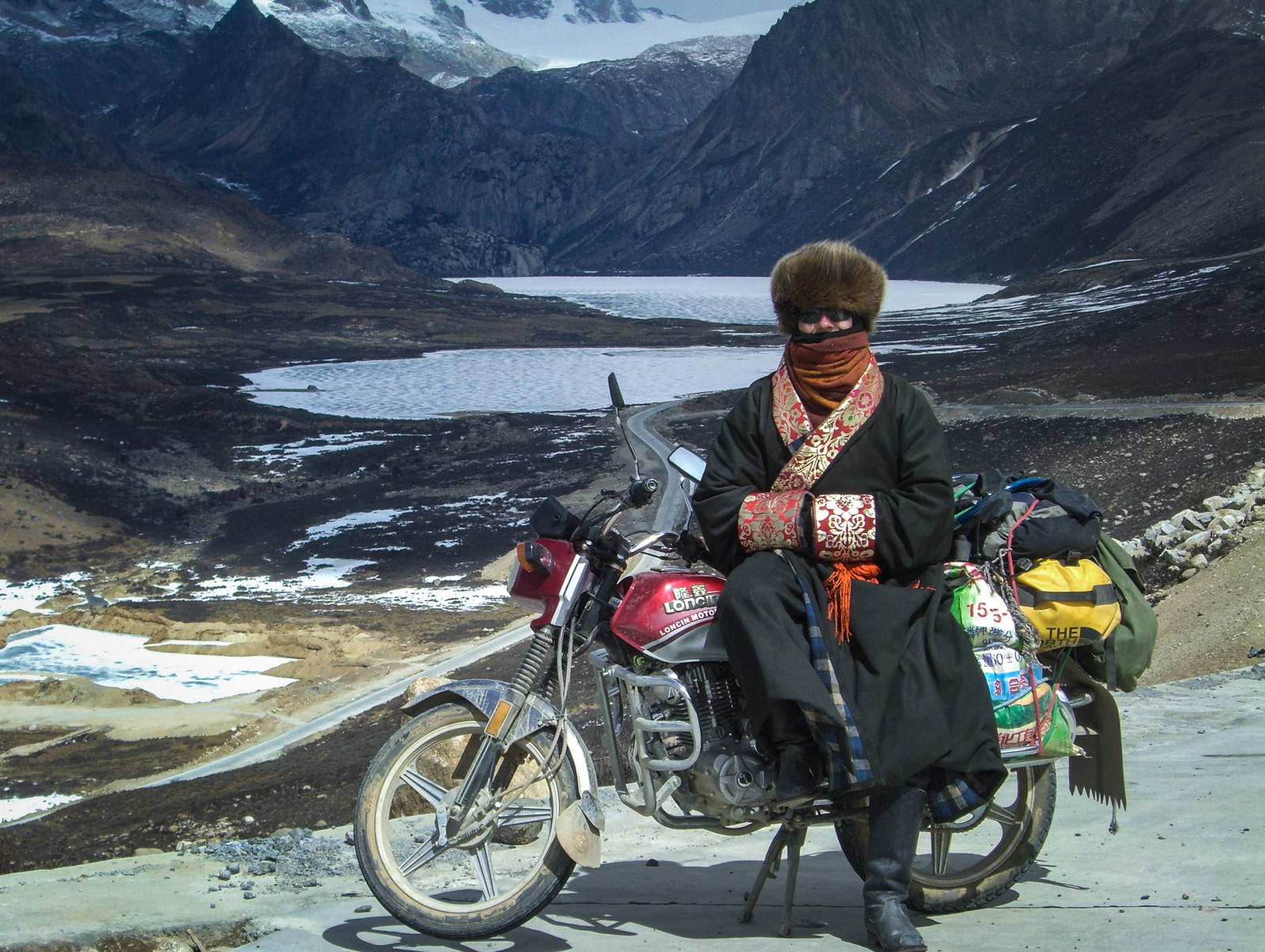 život, Čína, město, výlet, cestovat, Černý a bílý, tělesné, kůň, bílý, hora, sníh, Černá, led, trekking, Kánon, matt, objektiv, krajina, fotografování, primární, zamrzlý, student, Asie, Evropa, flickr, zasněžený, čínština, tvořivý, Beijing, složit, kultura, vrchol, prostý lid, mnich, denně, Tibet, dobrodružství, lékařský, motorka, studie, klášter, Němec, Matthias, medicína, tibetský, kham, Metr, průvodce, 5000, Himaláje, Sichuan, rozsah, Ming, 70d, Lhasatoxian, Tibetsolotourfeb, Tarmotorbiketrip, Tibetmotorbiketrip, Tibetmotorbiketrip2007, Tibetfeb07, Matianming