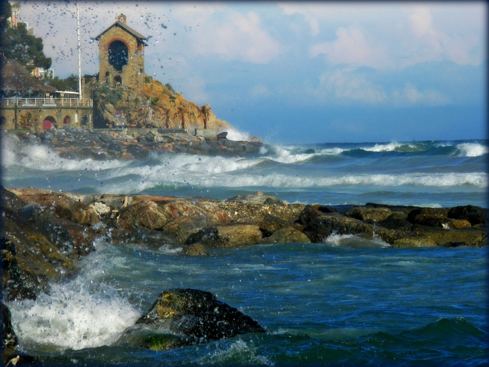 hav, Bugt, vand, klippe, kyst, strand, tårn, kyst, klint, fyrtårn, kappe, Ligurien, Terræn, ocean, bølge, materiale, bugt, mer, hoppe, krop af vand, vind-bølge, Alassio, mareggiata