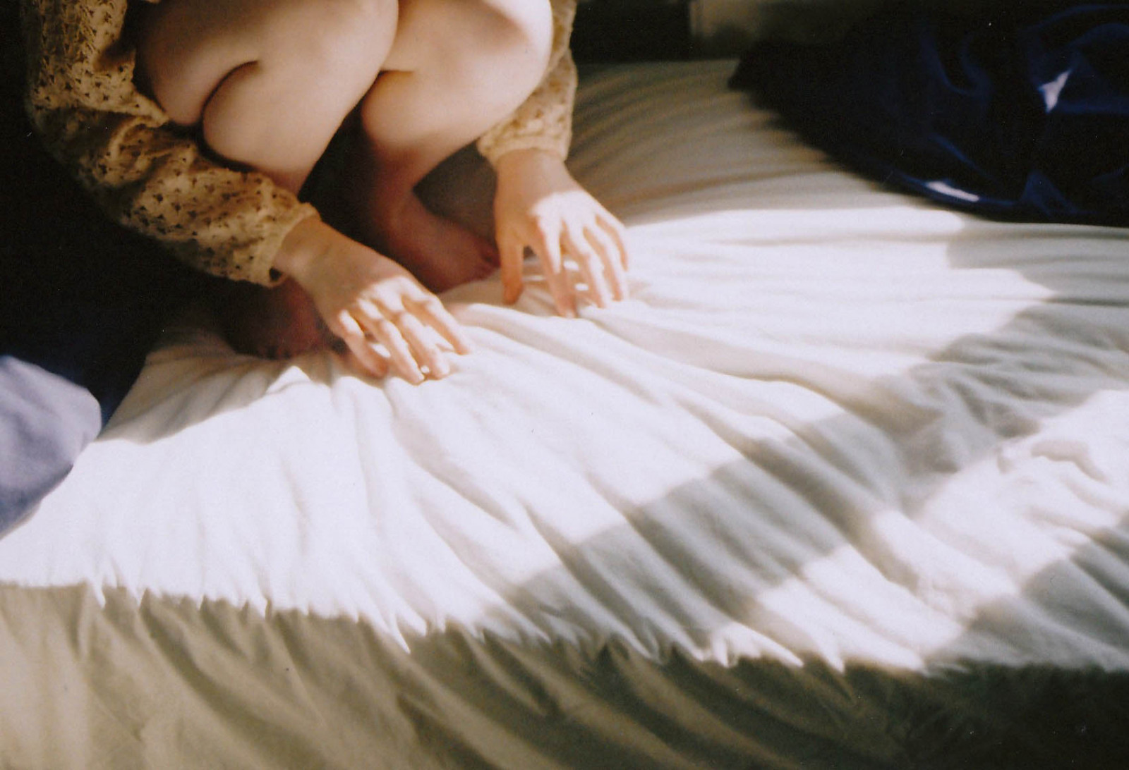 ruce, postel, kůže, prsty, 35MM, spát, Olympus, kloub, světlo, stíny, dívka, ruka, mě, noha, prst, noha, patro, podlaha, dno, film, paže, textil, om10, břicho, kufr, podlaha, matrace
