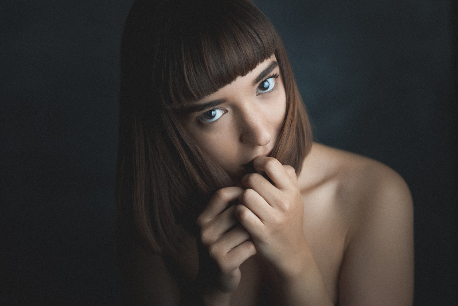 ใบหน้า, ดำ, ผู้หญิง, โมเดล, แนวตั้ง, พื้นหลังที่เรียบง่าย, ผมยาว, เปลือยเปล่า, การถ่ายภาพ, ผมสีดำ, ผม, ปาก, อารมณ์, Esteban Montoya, หัว, หญิงสาว, ความงาม, ตา, ความมืด, ความรู้สึก, ทรงผม, การถ่ายภาพบุคคล, การถ่ายภาพ, ผมสีน้ำตาล, ศิลปะ, ร่างกายมนุษย์, อวัยวะ, ใกล้ชิด