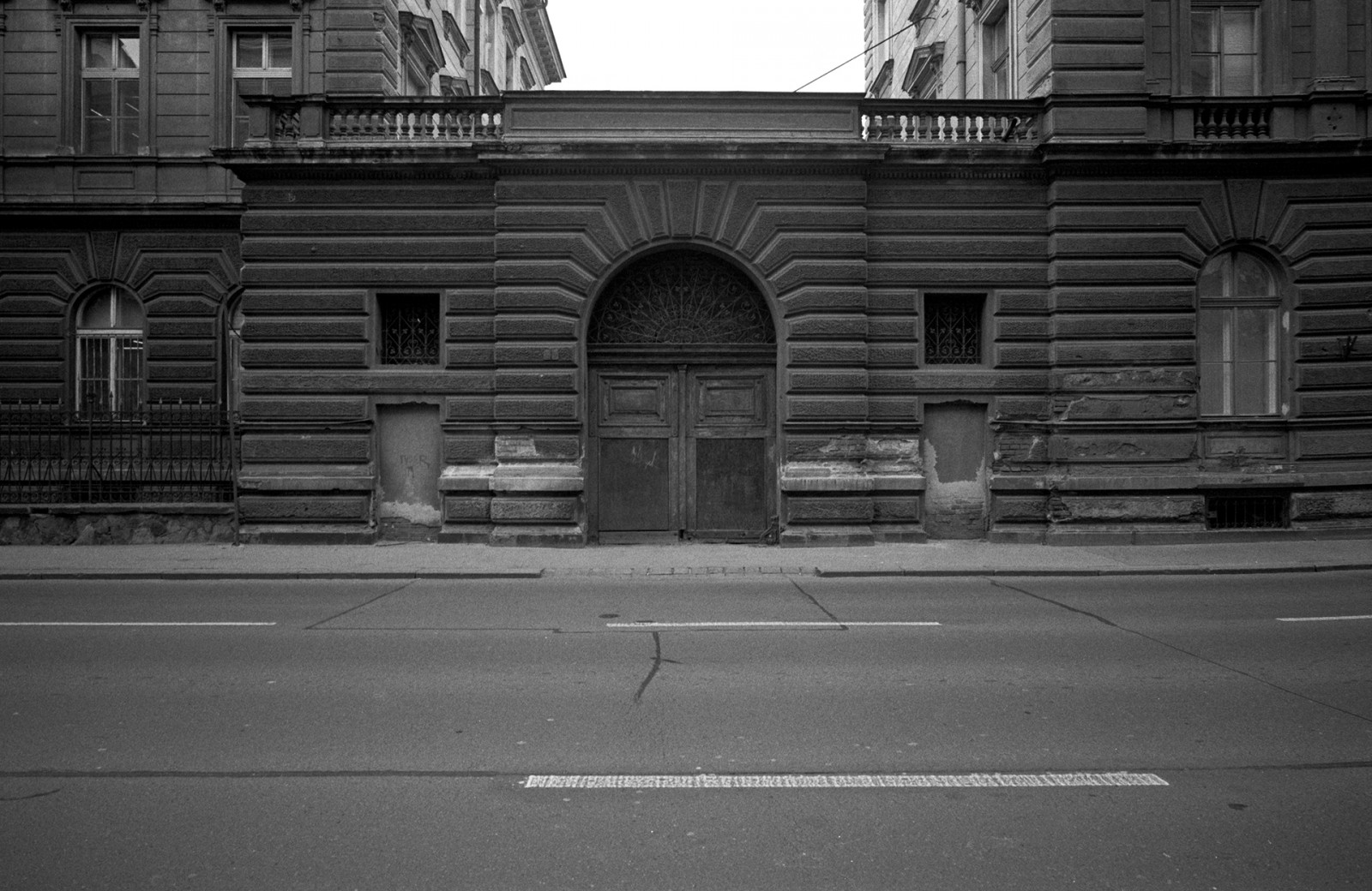 Černá, černobílý, okno, město, ulice, architektura, auto, městský, budova, nebe, stěna, silnice, fotografování, Dům, město, Praha, metropole, asfalt, fotoaparát značky kodak, struktura, infrastruktura, úhel, Epson, centrum, Street View, čára, Zeiss, mezník, 400, 21mm, během dne, Contax, chodník, momentka, 800, fasáda, tmax, pruh, urban area, Černý a bílý, monochromatické fotografování, Metropolitní oblast, povrch vozovky, TAM, HC110, biogon, V800, g2, 400tmy2