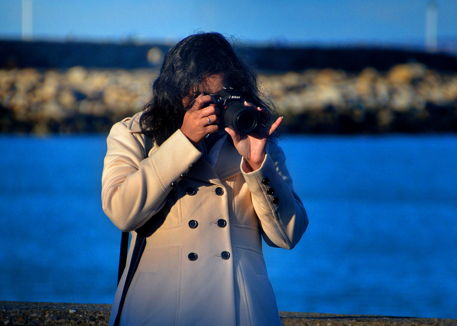 tvář, lidé, bílý, portrét, moře, město, voda, bruneta, fotografování, Fotoaparát, modrý, Nikon, Irsko, Dublin, objektiv, Osoba, zpěv, střelec, 2017, Krásná, zlatý, Tamron, použití, hodina, dosti, krása, přírodní, pouze, Sluneční svit, žena, focení, ženský, prsten, chodník, fotografie, D3100, j, upřímný, unposed, candidphotography, candidphoto, kabát, sociální, přitažlivý, redakční, republika, th, že, trouba, Posouzení, ojf, Fitzpatrick, Sandycove, joe, stíhání, ojfitzpatrick, irsko, parksoutdoor, upomínat, tlačítko, sincero, offen, la o, sincer, Candido