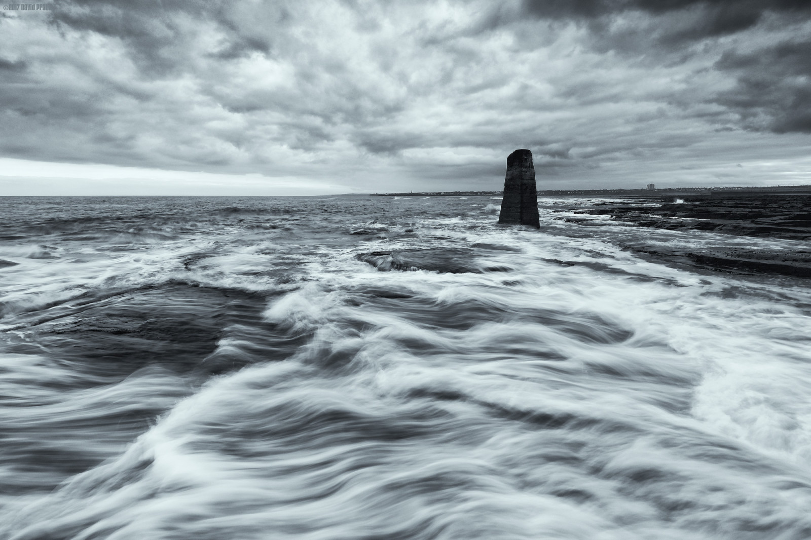 krajina, černobílý, moře, záliv, voda, Skála, pobřeží, Anglie, věž, pobřeží, maják, vítr, horizont, ostrov, Spojené království, Newcastle, Severní, mrak, východní, oceán, vlna, přímořská krajina, slapy, Svatý, Whitley, násep, Černý a bílý, monochromatické fotografování, tělo z vody, mořská vlna, Tyne, Tyneside, na, návnada, stmaryslighthouse, marys, tynewear