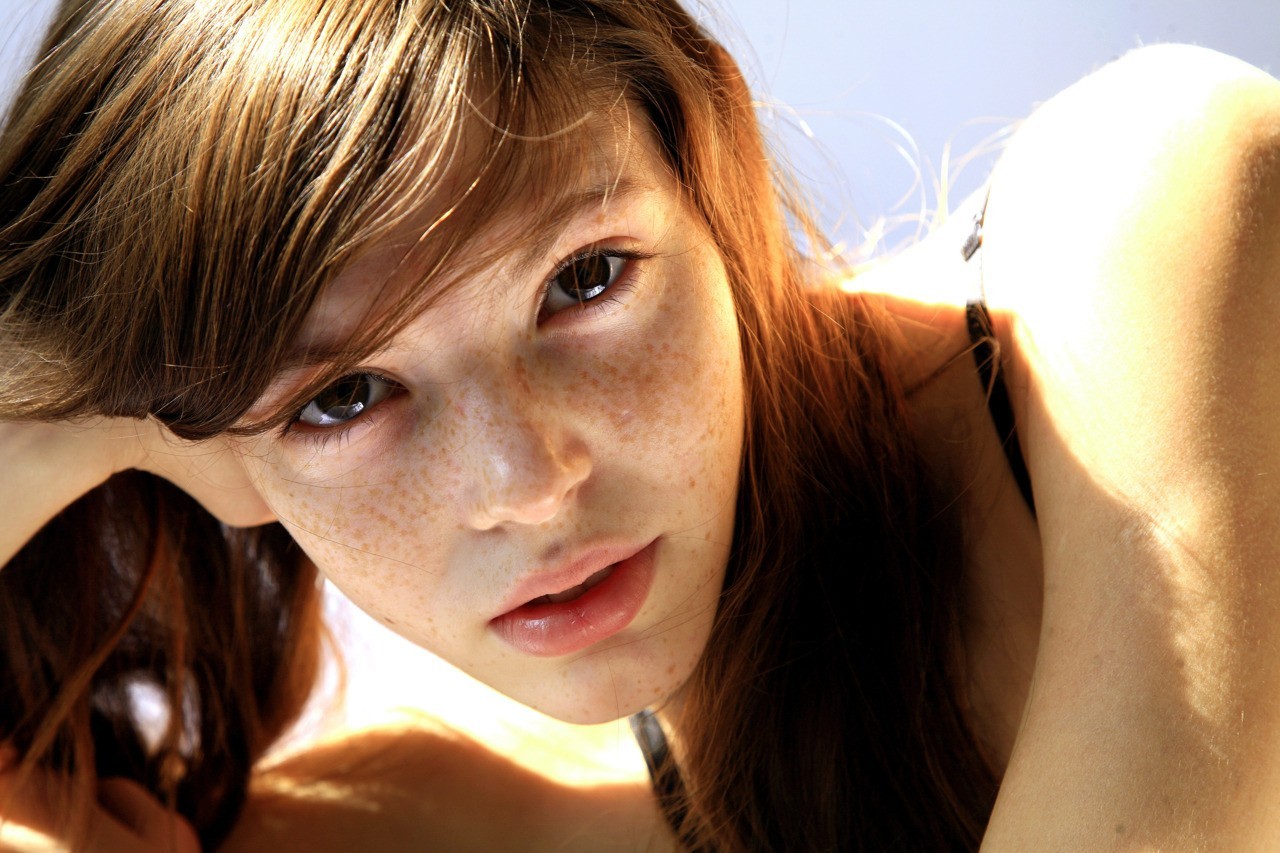 tvář, ženy, model, portrét, bruneta, při pohledu na diváka, Pehy, vlasy, pusa, nos, ležel na boku, emoce, Osoba, kůže, hlava, dítě, dívka, krása, usměj se, oko, žena, dáma, smysl, blond, účes, portrétní fotografie, focení, hnědé vlasy, mimika, Lidské tělo, orgán, zblízka, interakce