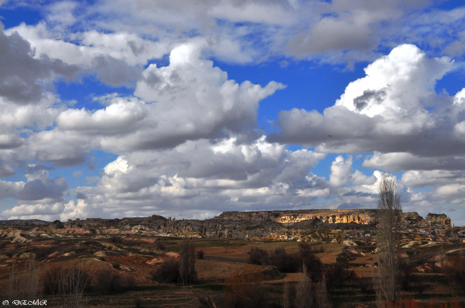 nebe, mrak, kupa, meteorologický jev, horizont, během dne, pole, atmosféra, vysočina, venkov, krajina, kopec, badlands, sráz, strom, plošina, ekoregion, Skála, hora, Formace