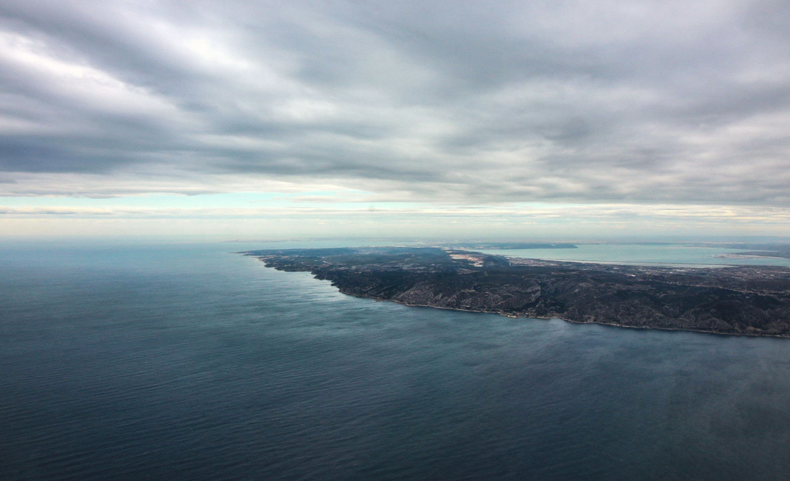 krajina, moře, záliv, voda, nebe, mraky, uklidnit, pobřeží, útes, letící, horizont, atmosféra, Francie, pelerína, Evropa, poloostrov, Provence, Marseille, Terén, mrak, oceán, letecký, přistát, Atmosféra Země, letecké snímkování, canon100d, mys, mys, vstupní, andygocher, canon1018mm, místo u okna, aeroplaneseat, vodní zdroje, coastal and oceanic landforms