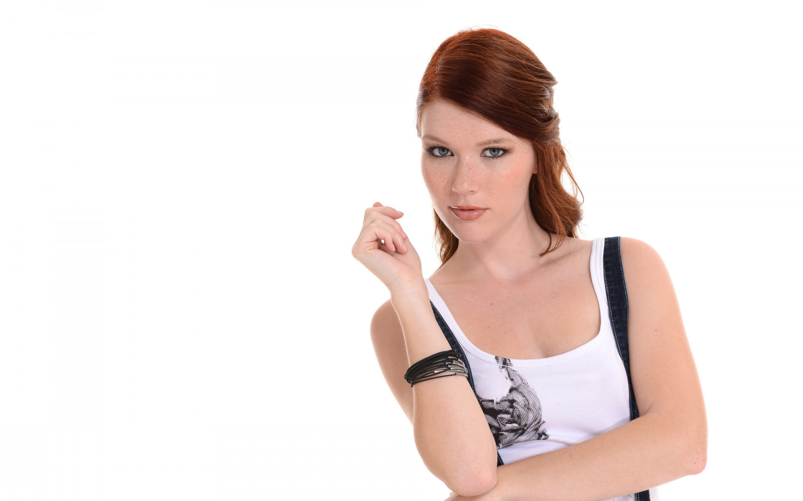 ženy, ryšavý, jednoduché pozadí, při pohledu na diváka, Pehy, oříškové oči, oblečení, Mia Sollis, ruka, prst, noha, smysl, sval, krk, paže, 3840x2400 px, lidských pozice, focení, břicho, Lidské tělo, podprsenka, aktivní spodní prádlo, palec